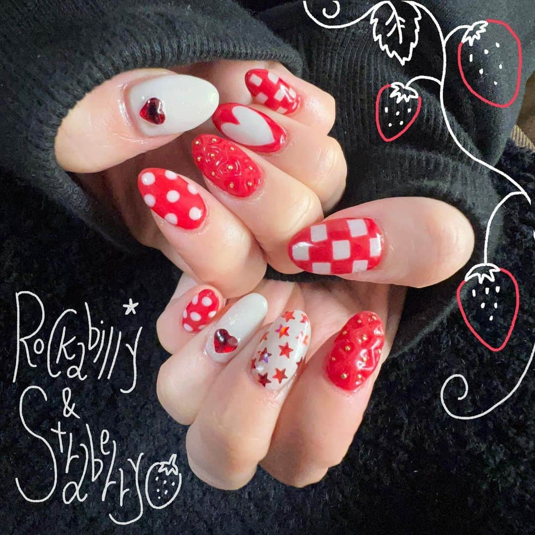 高柳明音さんのインスタグラム写真 - (高柳明音Instagram)「⭐︎  New nail🍓  先日衣装に合わせて ロカビリーネイルをしたんだけど、  今流行りのイチゴネイルもしたくて rockabilly&strawberry nail  になりました🍓⭐︎  もうすぐバレンタイン! バレンタインにもぴったり!  そしていちごの季節の これからにもピッタリ!  ミニー・ベスティーズ・バッシュ! がやっている今ピッタリの ミニーちゃんネイルにもなるし🐭🎀  是非 参考にしてみてね〜!!  我ながら天才~かわい〜♡  #nail #ジェルネイル #セルフネイル #苺ネイル #イチゴネイル #strawberrynail #ロカビリーネイル #セルフジェル #ネイルデザイン #トレンドネイル #ミニーネイル #ディズニーネイル」2月12日 21時54分 - akane_o8o