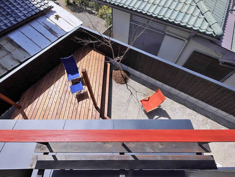 シーエッチ建築工房 さんのインスタグラム写真 - (シーエッチ建築工房 Instagram)「* 窓から外に出て。 屋根の上に座る。 ⠀⠀⠀⠀⠀⠀⠀⠀⠀⠀⠀⠀ 屋根上にベンチを作ることで ２階で外との繋がりができる。 ⠀⠀⠀⠀⠀⠀⠀⠀⠀⠀⠀⠀ せっかくの気持ちいい場所は 存分に楽しめるように。 ⠀⠀⠀⠀⠀⠀⠀⠀⠀⠀⠀⠀ ⠀⠀⠀⠀⠀⠀⠀⠀⠀⠀⠀⠀ 家づくりのご相談／資料請求は ───────────── プロフィールのURLからHPへ ＞ @ch_kenchiku ───────────── 株式会社シーエッチ建築工房 兵庫県宝塚市仁川台76番地 0798-52-8863 https://www.ch-wood.co.jp ───────────── ⠀⠀ ⠀⠀ #シーエッチ建築工房 #木の家 #家づくり #注文住宅 #新築 #リノベーション #住まい #暮らし #日々のこと #マイホーム ⠀⠀⠀⠀⠀⠀⠀⠀⠀⠀⠀⠀ #宝塚市 #西宮市 #三田市 #川西市 #伊丹市 #三木市 #豊中市 #高槻市 #吹田市 #神戸市 #工務店 #自然素材 #暮らしを楽しむ #家が好き #パッシブデザイン #丁寧な暮らし #屋根 #ベンチ #空を見上げるのが好き」2月12日 21時57分 - ch_kenchiku