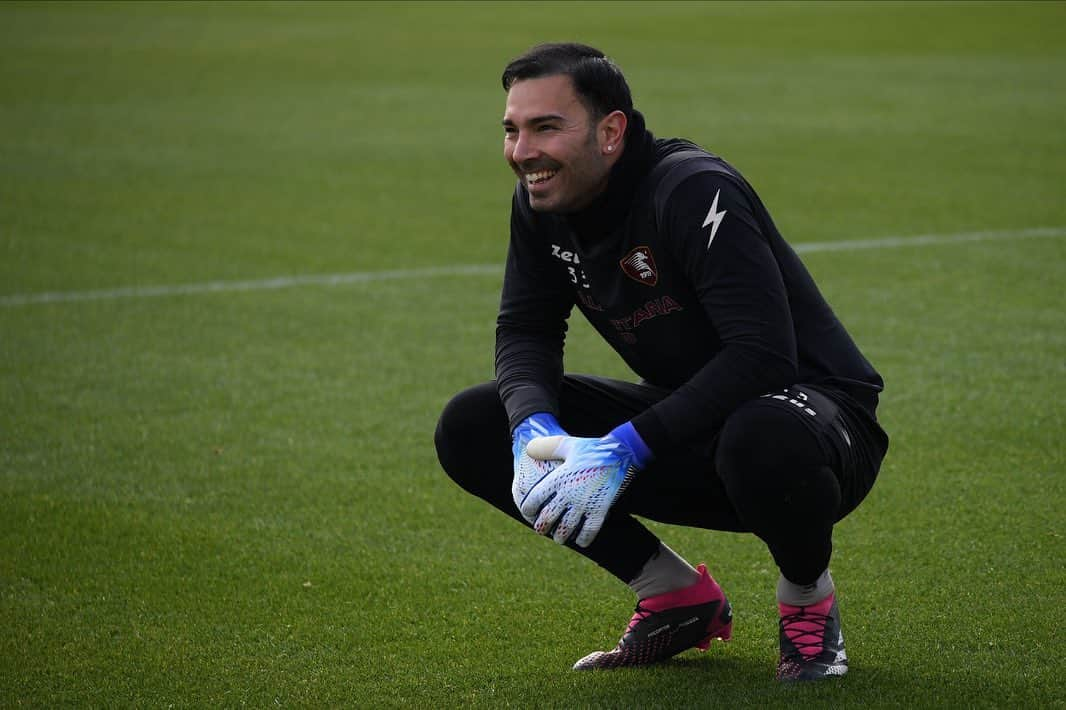 ルイージ・セーペのインスタグラム：「⚽️😁🧤😁⚽️」