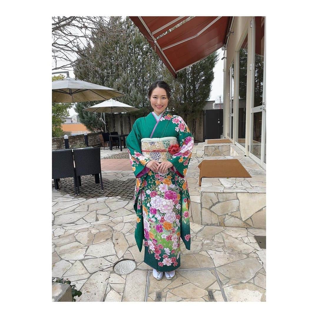 森田真以のインスタグラム：「💚 遅ればせながら、 本年もどうぞよろしくお願い致します。 . . . 振袖着るのって何歳まで許されるんだろ、、 . #祝 #成人 #なんちゃって #2023 #春 #振袖 #振袖ヘア #振袖ヘアメイク  #着物 #結婚式 #ヘアアレンジ #和装 #和装ヘア #熊本 #東京 #spring #kimono #culture #japanese #green #hairstyle #photography #👘」