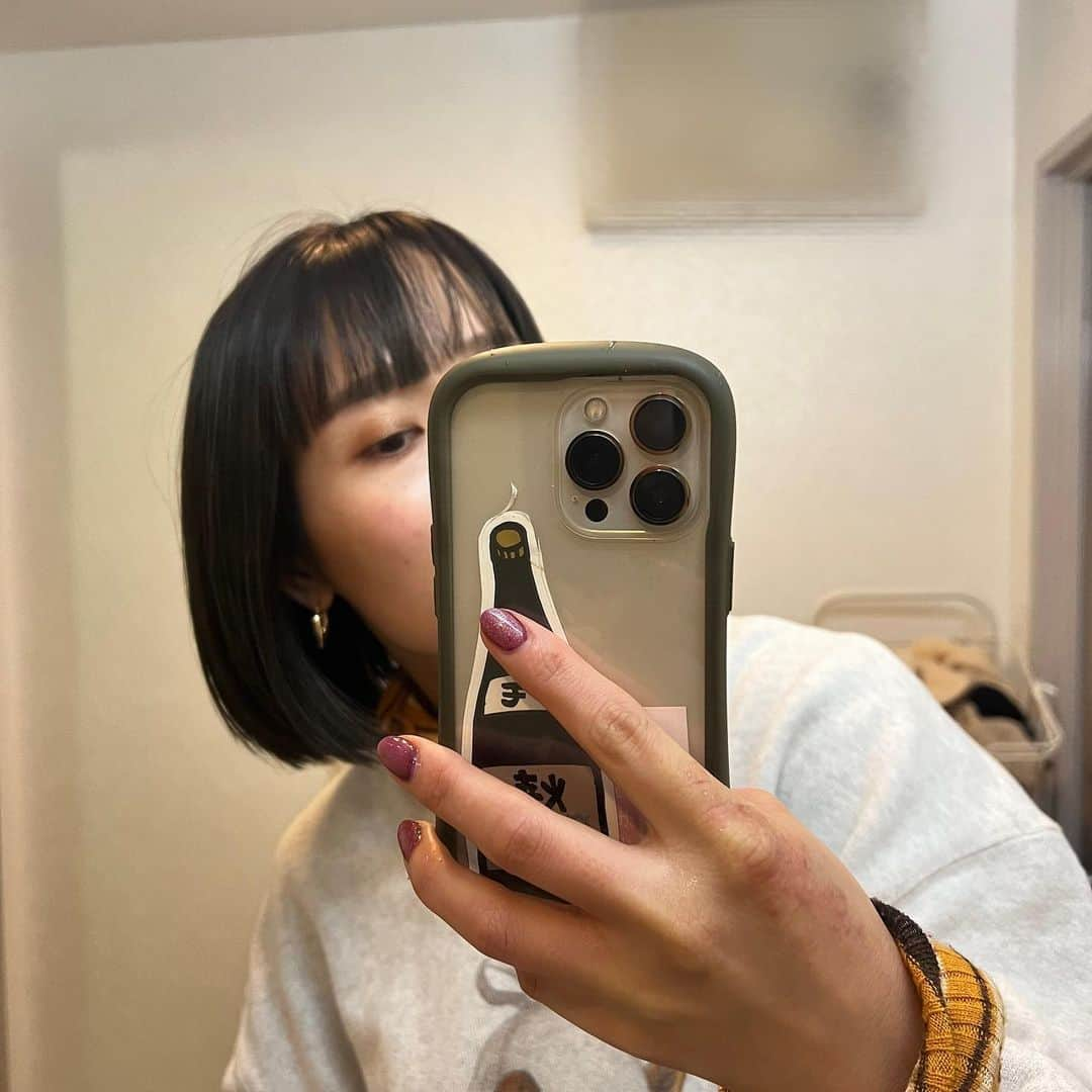 ゆうりのインスタグラム：「久々の髪の毛🥹☝🏻  ちょいと伸ばすフェーズに差し掛かりました☁️  ならおかさん( @keinaraoka ) いつも神カットありがとうございます！  ツヤツヤな髪色は ほぼほぼお任せです！ オリーブ系🫒  色落ちがスンゲェかわいいのよ！  #ボブ #洗面所 #なんとも言えない生活感 #歴史を感じる #綺麗な洗面所がいいな #引っ越したくないけど引っ越したい #手荒れもごめんちょ#これが私やねん」