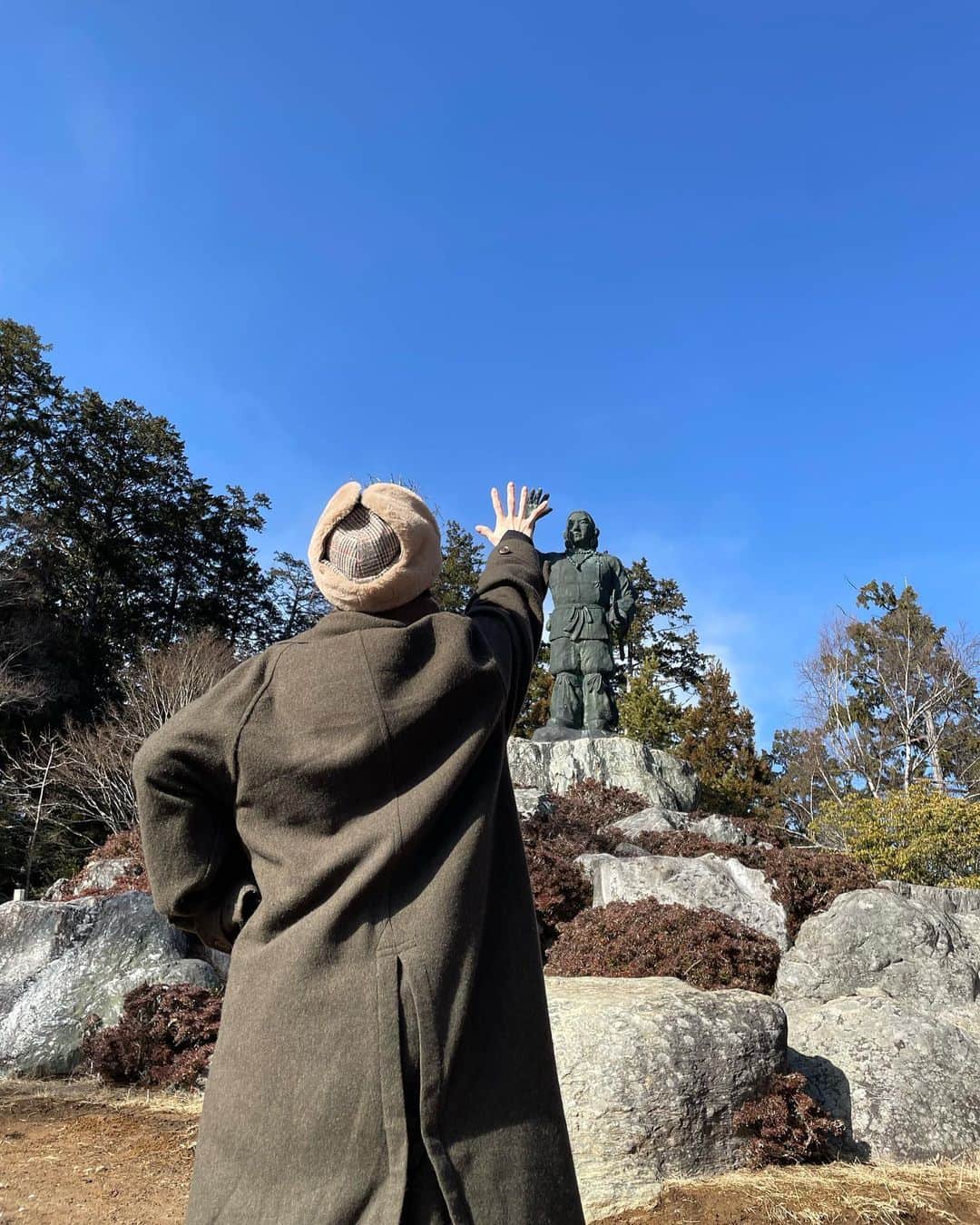 樹麗さんのインスタグラム写真 - (樹麗Instagram)「\お初/ #三峰神社 上陸⛩🌿  雪も山も風も空気もなにもかもが とにかく最高で 味覚聴覚視覚嗅覚が満たされつづけた一日でしたぁ🫠  最近、叶えたいと思うことは 思うだけでなく行動に、を意識。 もちろん周りあって実現できている日々に感謝しています。  絶対また行きたいと思える場所でした。行きます☺︎☺︎☺︎  @kizuku_kondo  @hiromi_kageyama   ありがとう🙏  #⛩#🌿 #神社巡り #いもでんがく でんがな #旅は道連れ世は情け」2月12日 22時16分 - juri_kami_0213