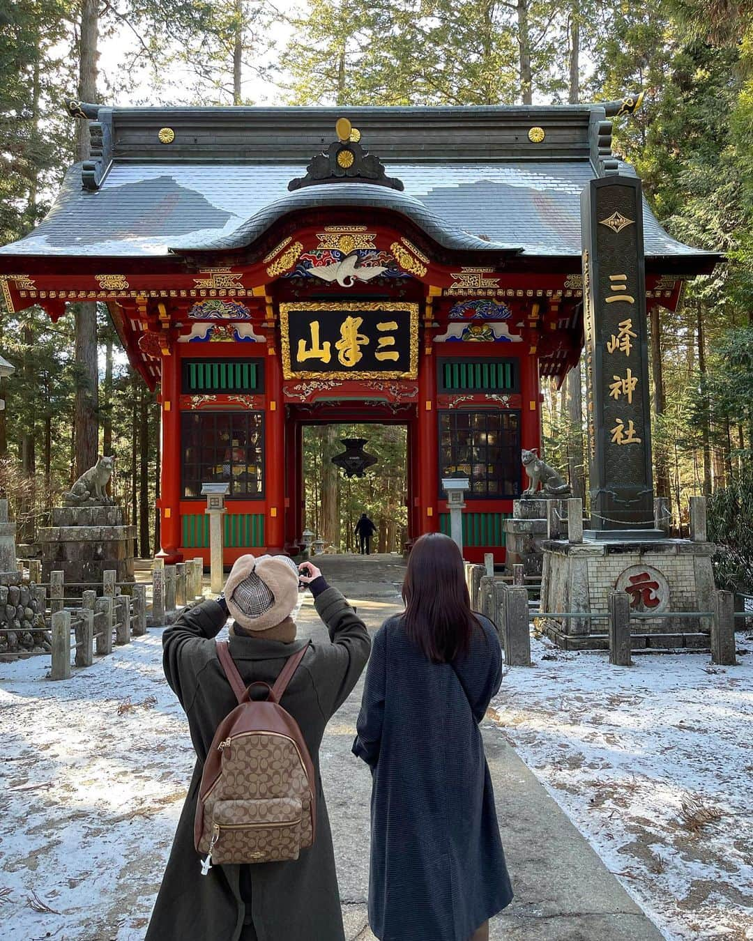 樹麗のインスタグラム：「\お初/ #三峰神社 上陸⛩🌿  雪も山も風も空気もなにもかもが とにかく最高で 味覚聴覚視覚嗅覚が満たされつづけた一日でしたぁ🫠  最近、叶えたいと思うことは 思うだけでなく行動に、を意識。 もちろん周りあって実現できている日々に感謝しています。  絶対また行きたいと思える場所でした。行きます☺︎☺︎☺︎  @kizuku_kondo  @hiromi_kageyama   ありがとう🙏  #⛩#🌿 #神社巡り #いもでんがく でんがな #旅は道連れ世は情け」