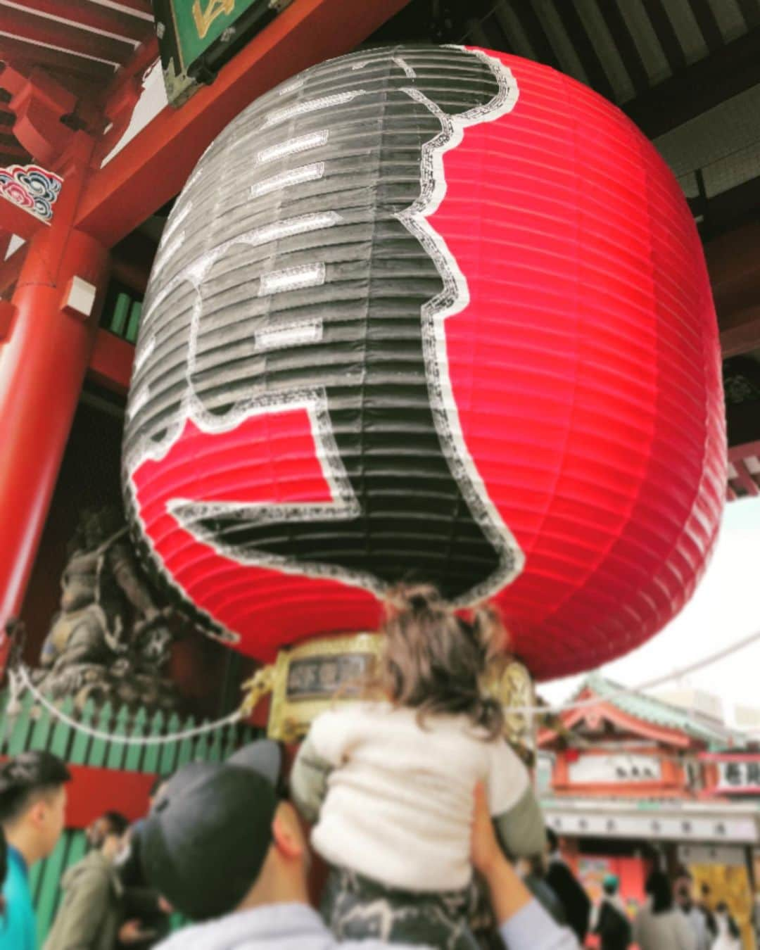 阪井あゆみのインスタグラム：「本日駐車場が満車 上野動物園に行く予定を断念し🐼 その先にある浅草に変更⇄🚗  浅草寺本堂の境内へはベビーカーや車椅子優先エレベーターがあり、動きやすくて凄く助かりました。 古き良き風情とまた新たなものの融合を感じました…✨🤍  #長男が歩きたいと  #なかなか前に進みません😂 #浅草#雷門#浅草寺  #息子と#おそろい#パンダヘアにしたのに🐼 #上野動物園には電車に限ります」