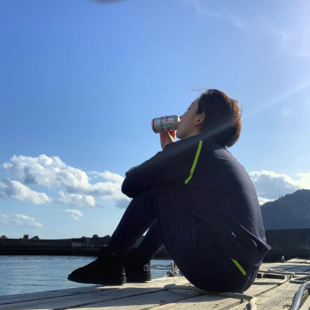 酒井美帆のインスタグラム：「🐬☀️  ２月とは思えないほど暖かかった日☀️  ダイビングして ひなたぼっこしてぬくぬく🐈  漁師さんが声をかけてくれて 色々お話ししていたら サザエをおすそわけしてもらった✨  その優しさに心までぽかぽか☺️☀️」