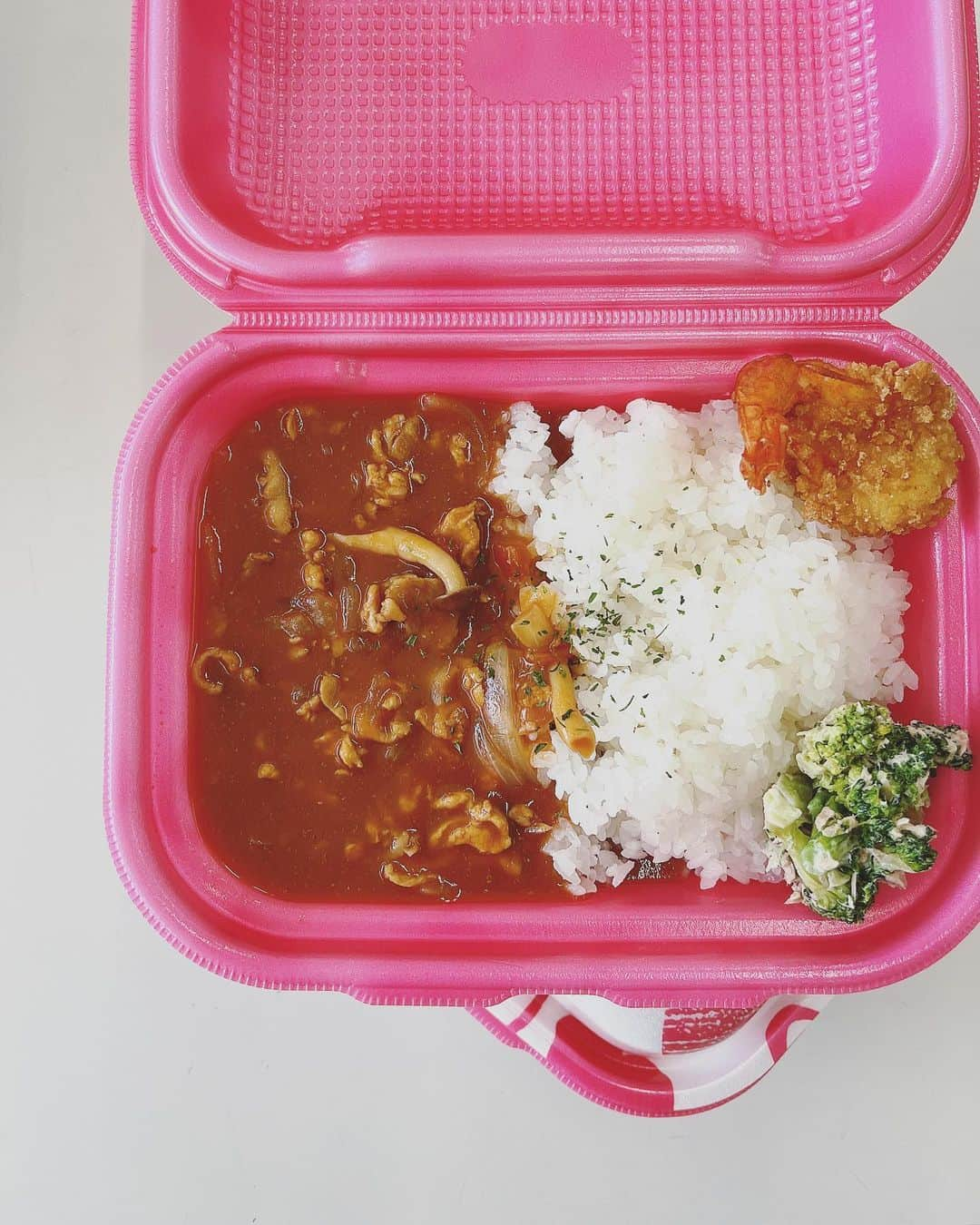 シンプルご飯が好き。さんのインスタグラム写真 - (シンプルご飯が好き。Instagram)「2月の子ども食堂。  ハヤシポークライス 海老フライ ブロッコリーツナサラダ コーンスープ チョコケーキ  バレンタインイベント 来てくれる子達がどんどん増えて 今月は200人超えの219人！  余裕で用意していたはずの容器は足らず、バレンタイン仕様ハートのお弁当で渡せなかった子達もいいました。ごめんね🙇‍♀️  ご飯は約18升炊きました。😳  次回は何升だろう？」2月12日 22時24分 - heavydrinker