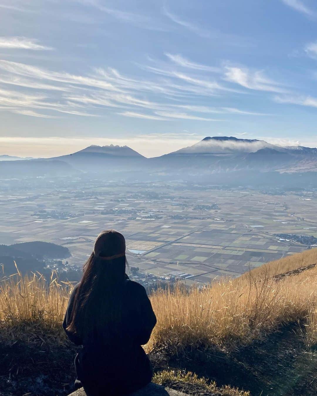 水上桃華のインスタグラム：「日本じゃないみたいな崇高な大自然に感動した⛰ 鳥取砂丘に行った時に感じたうわ〜！✨✨ってゆう感情がよみがえった🥹 おじいちゃんの実家がある熊本県☀︎ ももも熊本県人の血が流れてるの嬉しいな♡☺️  #大観峰 #大観峰展望台 #熊本旅行 #阿蘇 #熊本 #日本の絶景 #旅女 #九州旅行 #travelgram #asokumamoto」