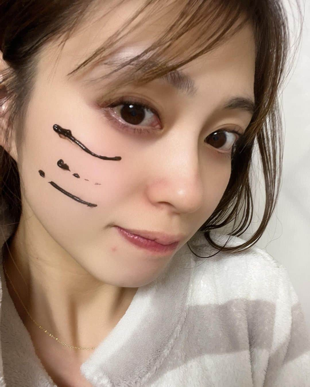 大川藍さんのインスタグラム写真 - (大川藍Instagram)「お家でピーリングができるBQCELLダーマスキンピーリング　ダウンタイムは徐々に薄い皮がめくれてくる感じで それがすぎると ツルツルお肌に🥹！ 一回でこんなにも効果があるのはびっくりしました😳！！ 別売りのクリームも 卵肌にしてくれてめっちゃよかったです！！！  @gangnam_doll　URLからもご購入可能です  #BQCELL #ダーマスキンピーリング #毛穴ケア #ダーマスキンクリーム #カンナムドール #ミーオンリアルレビュー #PR #韓国ドクターズコスメ　#韓国美容」2月12日 22時37分 - okawa_ai