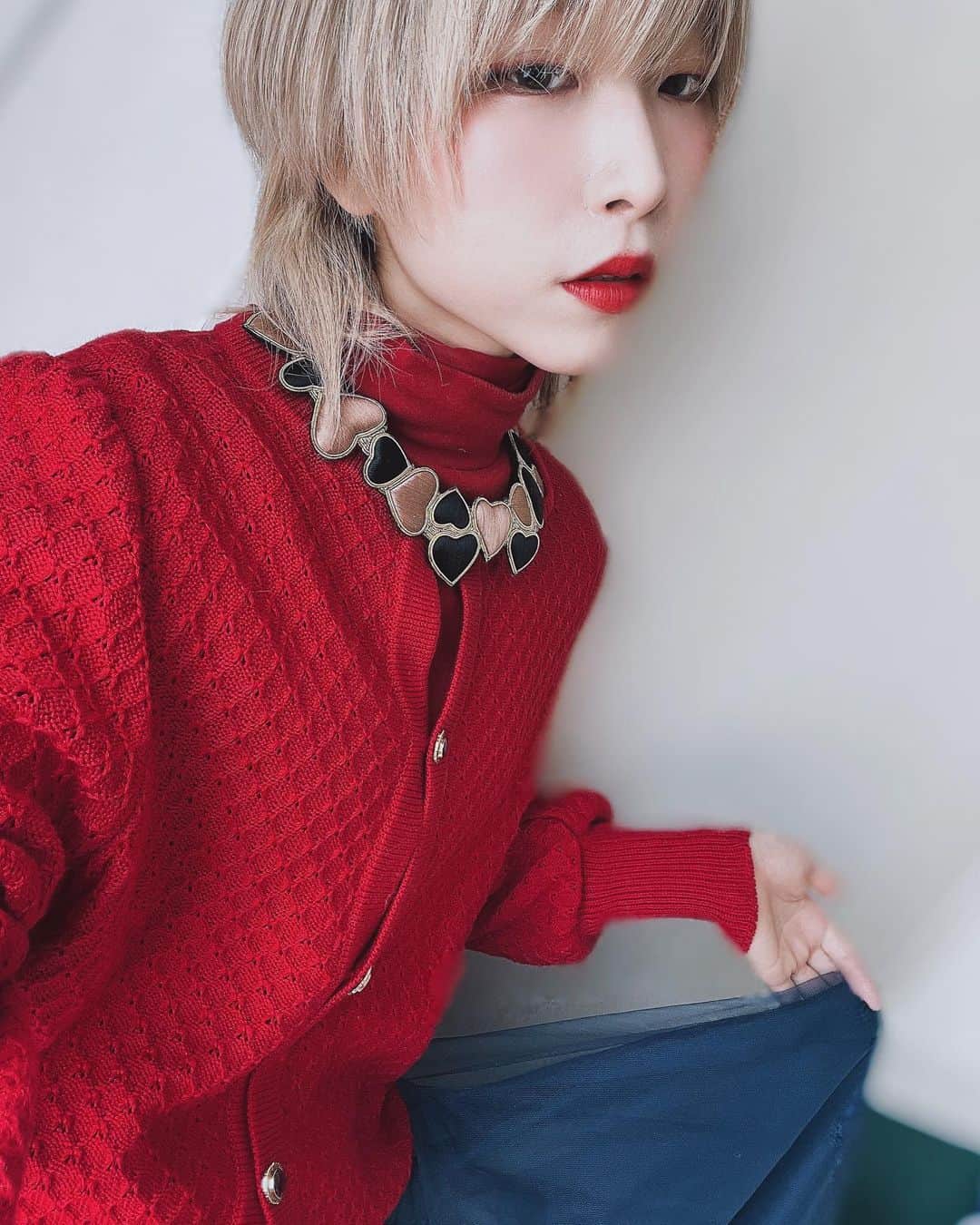 のインスタグラム：「バレンタインも近いから、 赤×ハートのコーディネート❤️‍🔥  っていうのもあるけど、最近ハマってる海外ドラマ「 #katykeene 」のお洋服が可愛すぎて、赤とハートの気分なのでした。  真っ赤なルージュも素敵でしょ💄💄   #Valentine  #バレンタインデー  #赤コーデ  #古着コーデ  #fashion  #ウルフカット  #金髪ショート  # 赤リップ  #バレンタインコーデ」