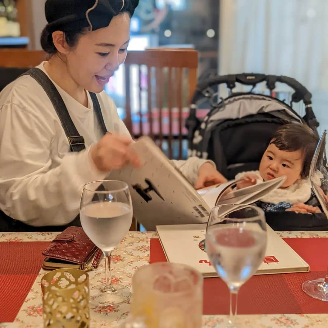 山名文和さんのインスタグラム写真 - (山名文和Instagram)「孤独のグルメに激はまりしている。  五郎が入りそうなお店を沖縄で見つけた。  肉が食べたいのと 五郎が入りそうという 雰囲気だけで入ったお店。  凄かった。 めっちゃくちゃ美味かった。  そして、子供のために絵本とおもちゃをたくさん出してくれた。 食べてる間、店員さんが子供を抱っこしようともしてくれた。 優し過ぎる。  やばかった。  肉も魚もハンバーグも強烈やった。  五郎行ってほしい。」2月12日 22時45分 - fumikazu_yamana