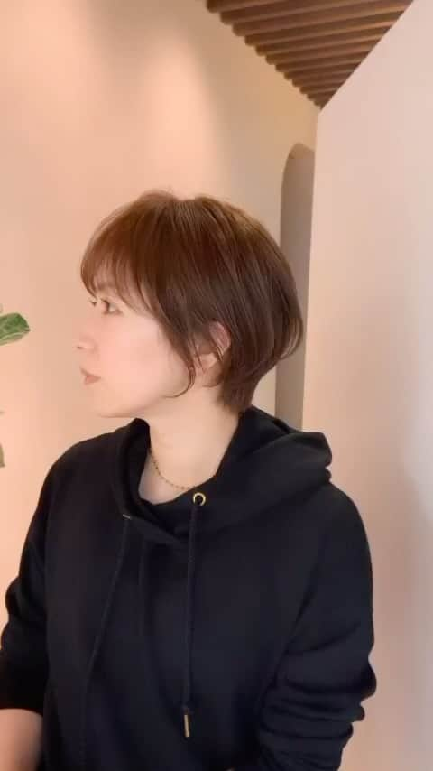 石原あつ美のインスタグラム：「＊ …haircut…✂︎ 今回はいつもとは逆に前髪を流してカットしてもらった。 左右変わるだけで 顔の印象や見え方も変わって面白いなぁ~とシミジミ😳 @takuya__koba  thanks!!  #ショートヘア #ショートカット #haircut#short #shorthair  #都立大学 #side」