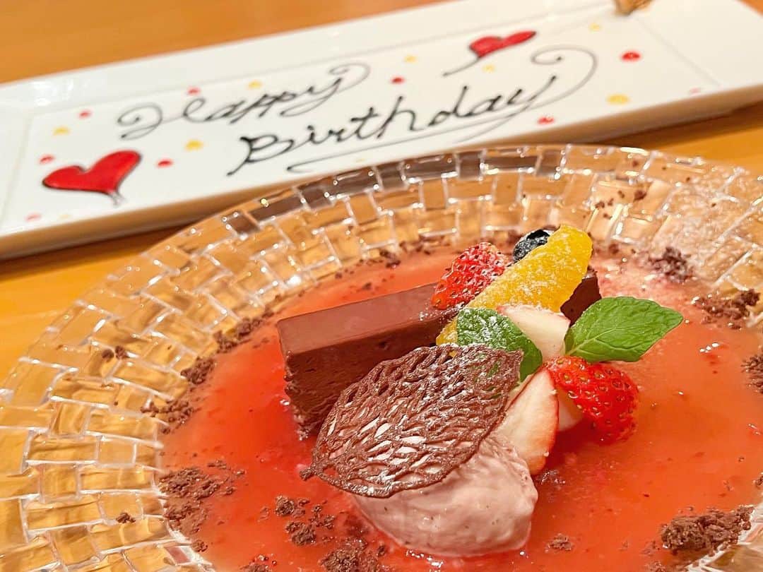 上村彩子さんのインスタグラム写真 - (上村彩子Instagram)「お誕生日を迎えてレベルアップしました🎂 お祝いメッセージありがとうございます！ . 歳を重ねて良かったなぁと思うことのひとつは、 素敵なご飯を食べて幸せと感じる機会が増えたこと🍽 昔よりも心の余裕ができた気がします♪ . ふじもんがお祝いしてくれました🥺🎁 ありがとううう！ ふじもんからは阪神さんのお話をいっぱい教えてもらったので 今年の野球も楽しみだ〜✨⚾️」2月12日 22時47分 - ayako_uem