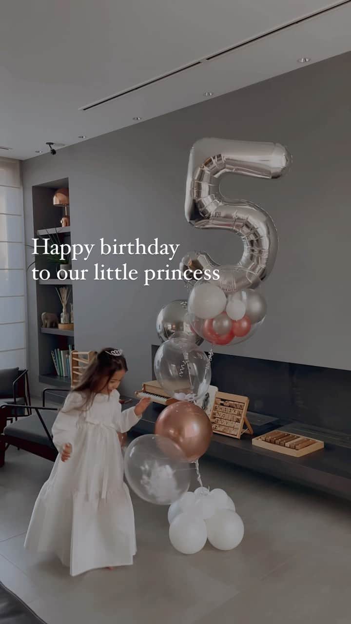 大橋菜央のインスタグラム：「Happy birthday to our little princess🎂 Best wishes for a happy day filled with love and smiles🫶 . . . tops @zarakids  skirt @amica_kids  balloons @jeffersonsballoon」