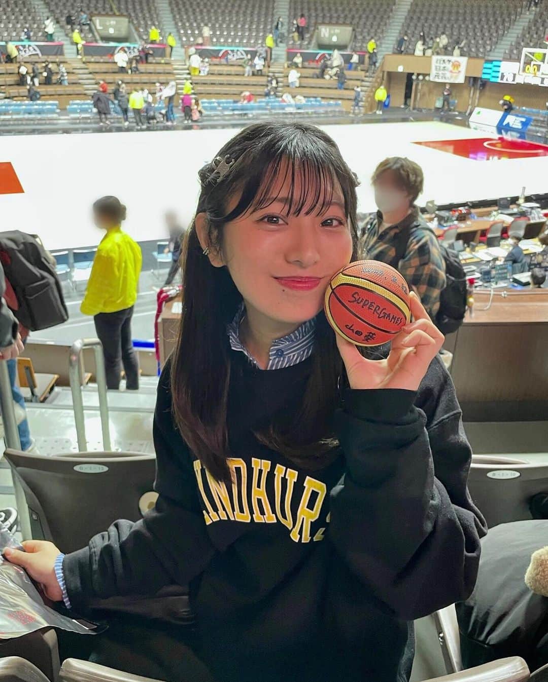 のインスタグラム：「🏀  SUPERGAMES これからの女子バスケが ますます楽しみになった試合だった✨  U22代表 筑波大・山田葵選手の 投げ込みサインボールげっとした🥰 今後注目しますっ👀  #女子バスケ #wリーグ #世代別 #オールスター」