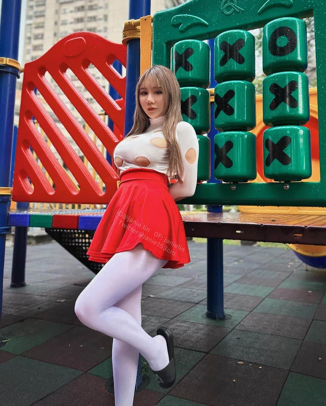 泥泥林のインスタグラム：「How many ⭕️ in the pic? ↖𝗦𝗵𝗮𝗿𝗲 & 𝗦𝗮𝘃𝗲↗ Btw, The day was a raining day☔️ 拍攝的那天其實是雨天, 不畏風雨的行業🥴 · Got a lots of nice photos in this outfit Other perspectives that can't be uploaded here will be on my fanpage🥰 Check 🔗 in my bi0 to download♡ · 這套意外的拍起來很出片 其他不能放上來的視角 會統一放在會員區給各位下載🫶  📸 by @davio_magic #photoshoot」