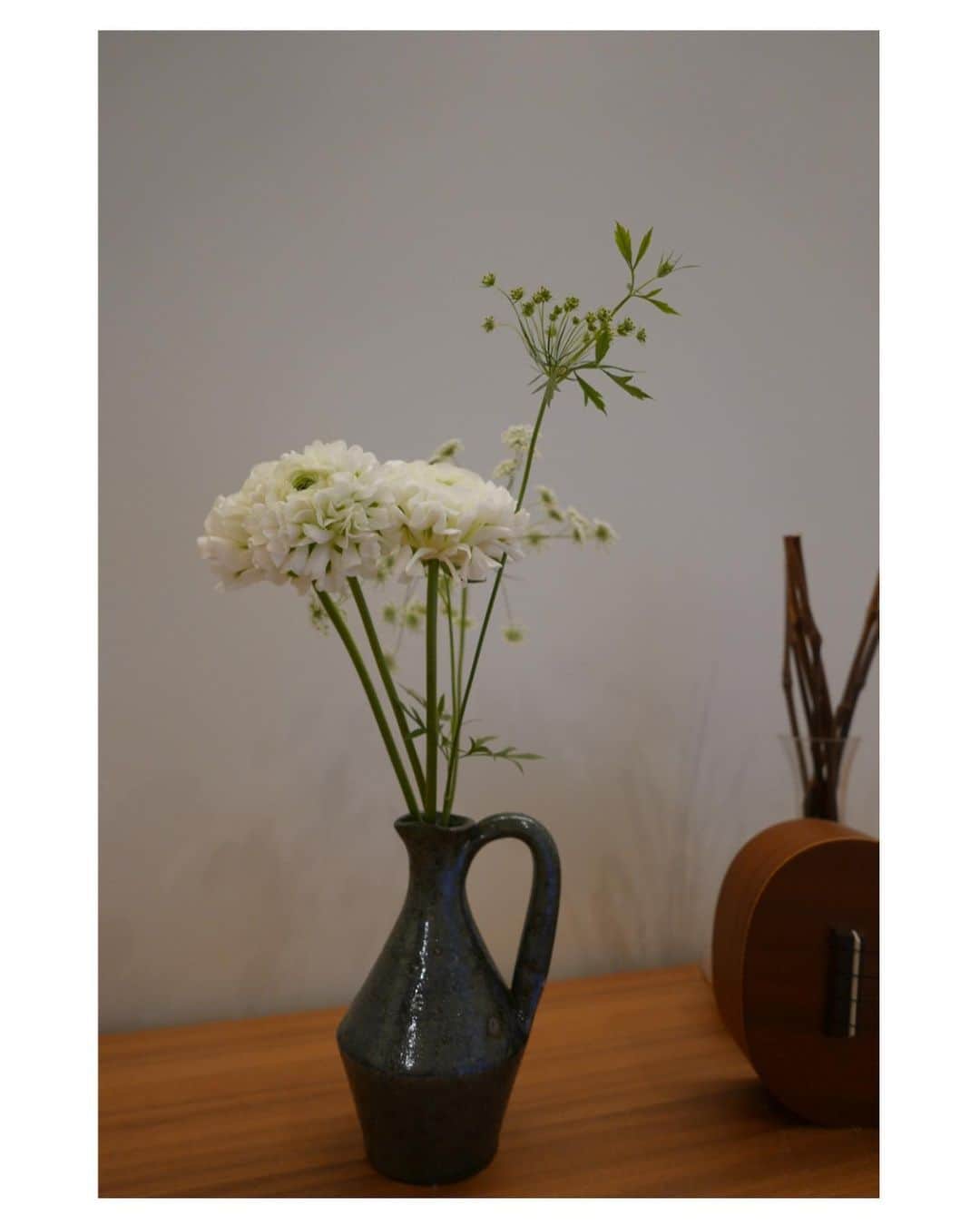 武井咲さんのインスタグラム写真 - (武井咲Instagram)「わたしが産まれる うんと昔の年代の フランスうまれな ヴィンテージの花器。🇫🇷  そうなの、はまっています… 古いものってどうも惹かれてしまう  3枚目の奥にチラリと写っているのも、そう。 これは大のお気に入り。  さてと あしたは月曜日だ。 楽しい一週間を🤘」2月12日 22時56分 - emitakei_official