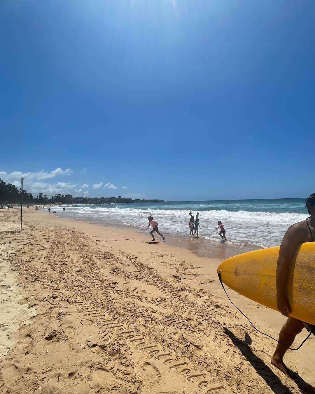 西口真央さんのインスタグラム写真 - (西口真央Instagram)「【Manly Beach🏝🐚🫶マンリービーチ】  ずらりと並ぶ露店を見ながら歩いていると素敵なビーチが目の前に！！！ お買い物して海入って、砂浜でゆっく〜り。最高🥹 暑すぎてくっきり水着焼けした👙  #sydney #manlybeach #シドニー #マンリービーチ #地元感 🫶」2月12日 22時58分 - maaaaaaaoo_1003