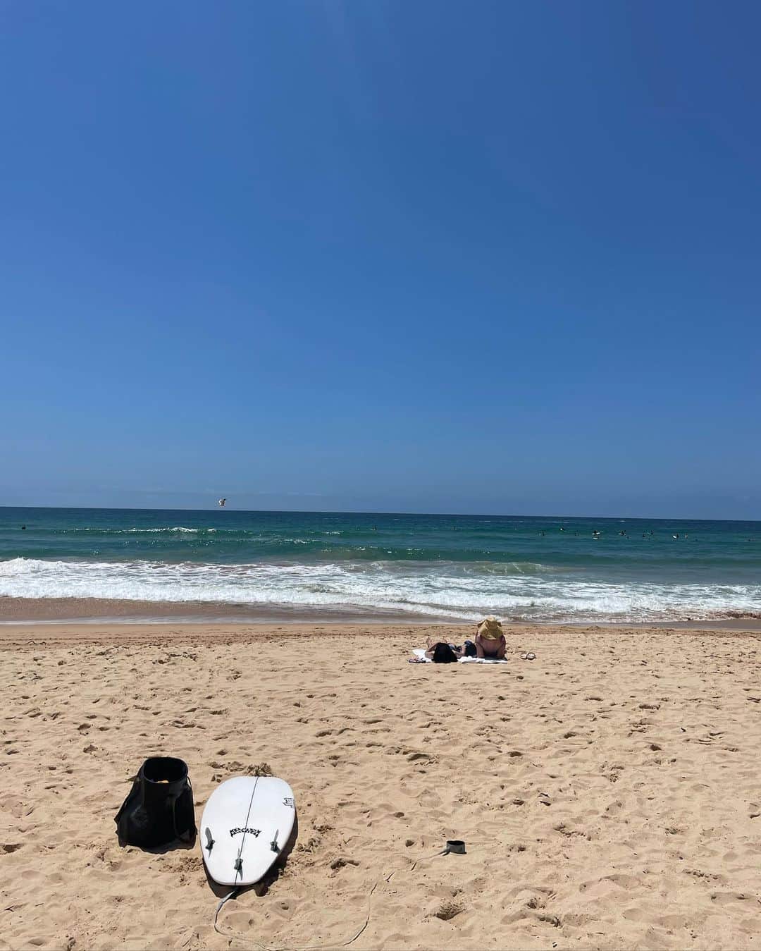 西口真央さんのインスタグラム写真 - (西口真央Instagram)「【Manly Beach🏝🐚🫶マンリービーチ】  ずらりと並ぶ露店を見ながら歩いていると素敵なビーチが目の前に！！！ お買い物して海入って、砂浜でゆっく〜り。最高🥹 暑すぎてくっきり水着焼けした👙  #sydney #manlybeach #シドニー #マンリービーチ #地元感 🫶」2月12日 22時58分 - maaaaaaaoo_1003