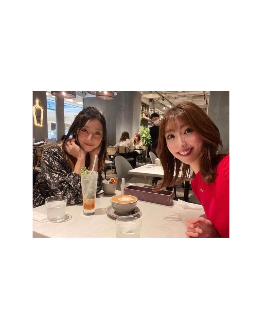 大谷芽衣さんのインスタグラム写真 - (大谷芽衣Instagram)「・ ・ ・ 何年ぶり〜ってくらい久しぶりに あみちゃんと会えました♡ え、ほんと何年ぶり？('ω') 変わらないほわほわはっぴースマイルで 可愛くて優しいあみちゃん。 お誕生日プレゼントくれた女神♡ 眩しすぎて目玉火傷するかと思った← 痩せよ…。 可愛い友達に会うたびに 「痩せよ。」って思うけど なかなか始まらないダイエット。 うん。 流れと重力に身を任せたい。 頑張る気力が起きませんっっっ ・ ・ #可愛い友達  #女子力高いプレゼント  #私は私のままで生きることにした  #ダイエットは明日から #人生諦めが肝心  #楽しければまぁいっか」2月12日 22時58分 - otani_mei