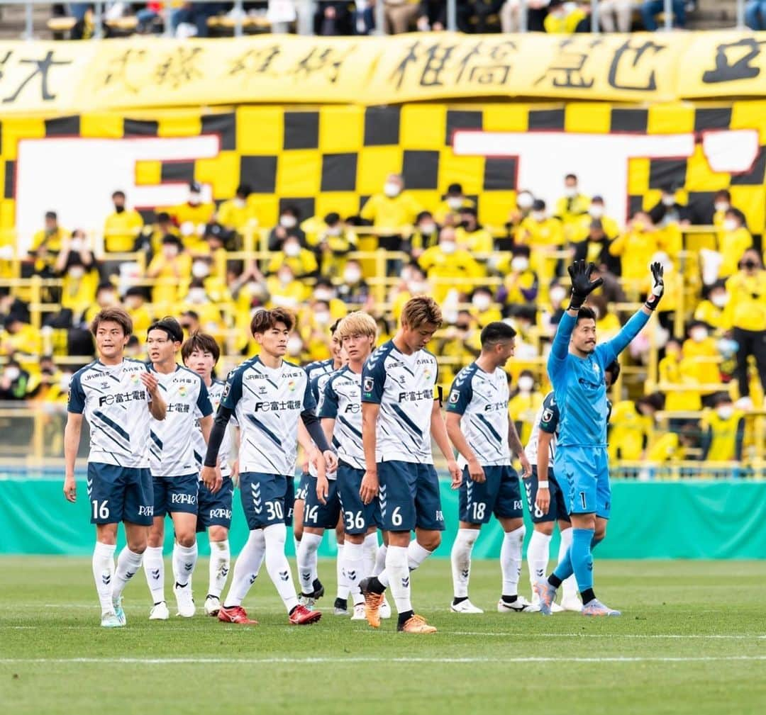 新井章太さんのインスタグラム写真 - (新井章太Instagram)「ちばぎんカップ🏆 3-2 ◯  久しぶりのアウェイ柏戦、やっぱり雰囲気最高だった✨ 両チームのサポーターのみなさん素晴らしい声援ありがとうございました！！  前回俺が出た日立台は2017年の田んぼサッカー以来かも。 うわ！それ懐かしい‼️と思ったらいいね👍押してください。笑  #ちばぎんカップ #ジェフユナイテッド市原千葉 #柏レイソル #新井章太」2月12日 23時09分 - shotarai30