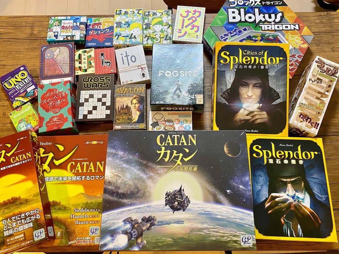 飯窪春菜のインスタグラム：「🪬  我が家にあるボードゲームたち🫶🏻 よく遊ぶのはカタン、宝石の煌めき。 人数多い時はito、レジスタンスアヴァロン！  #ボードゲーム」