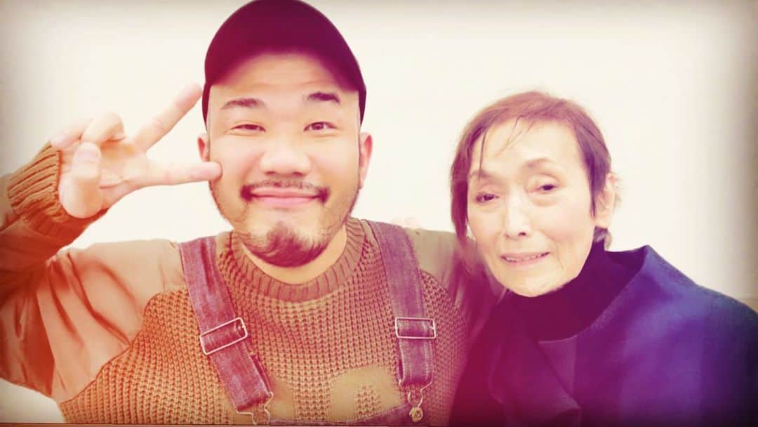 SHUNのインスタグラム：「大大大大大大大大 大大大大大大大大  大尊敬 大憧れ 大好き  羽山先生！！！  たまにしか会えないし 今日お会い出来たけど 次いつ会えるか分からないので  勇気を振り絞って 「羽山先生、一緒に写真撮りたいです！」 ってお願いしたのです。  お会いするたびに、自分からわざわざ話しかけに行きます 好き過ぎて尊敬し過ぎて 恐れ多いけど 我慢出来ずに、毎回話しかけに いかせて頂いてます  あぁこの写真は もう家宝だ！  初めて羽山先生の振付を見た時に 衝撃を受けた  それからも毎回、作品でご一緒させて頂けた時 羽山先生の振付シーンになると 襟を正して隅から隅まで 食いいる様に見ている  無駄のない動き 何と言っていいか分からないけど あの空間の全てが、なんか 雪が深々と降る夜みたいな 澄んだような、研ぎ澄まされたような それでいて愛が溢れている  いつも振付作品を見るたびに 「あぁやはり俺はまだまだだ、、」 と思い  それがまた悔しくて、羨ましくて それでいてすんごく嬉しくて ワクワクする  「羽山先生、写真撮りたいです！」 「あら、しゅん先生からそんな風に言って頂けるなんて嬉しいわ」  なんて言って頂いて、、  あぁ、勇気振り絞ってよかった！！  俺嬉し過ぎて、なんか子供みたいな顔になってしまいましたww しかも舞い上がり過ぎて 顔の横でピースって、、ww  「また作品でご一緒しましょうね！」 って言って頂けたのも とても嬉しかったです  心から尊敬する 羽山先生 お疲れのところ ありがとうございました  そして 絶対叶わないけれど  叶わないないのは勿論分かっているけれど  俺の夢の一つは いつか 羽山先生の振りを 踊ってみたいんだ！！！  ダンサーとして 表現者として、、 ずーっと思ってるんだ！  本当  劇団生が羨ましいなぁ  あぁ この文章を打っていても 嬉しくて興奮してしまう  本当に ありがとうございました」