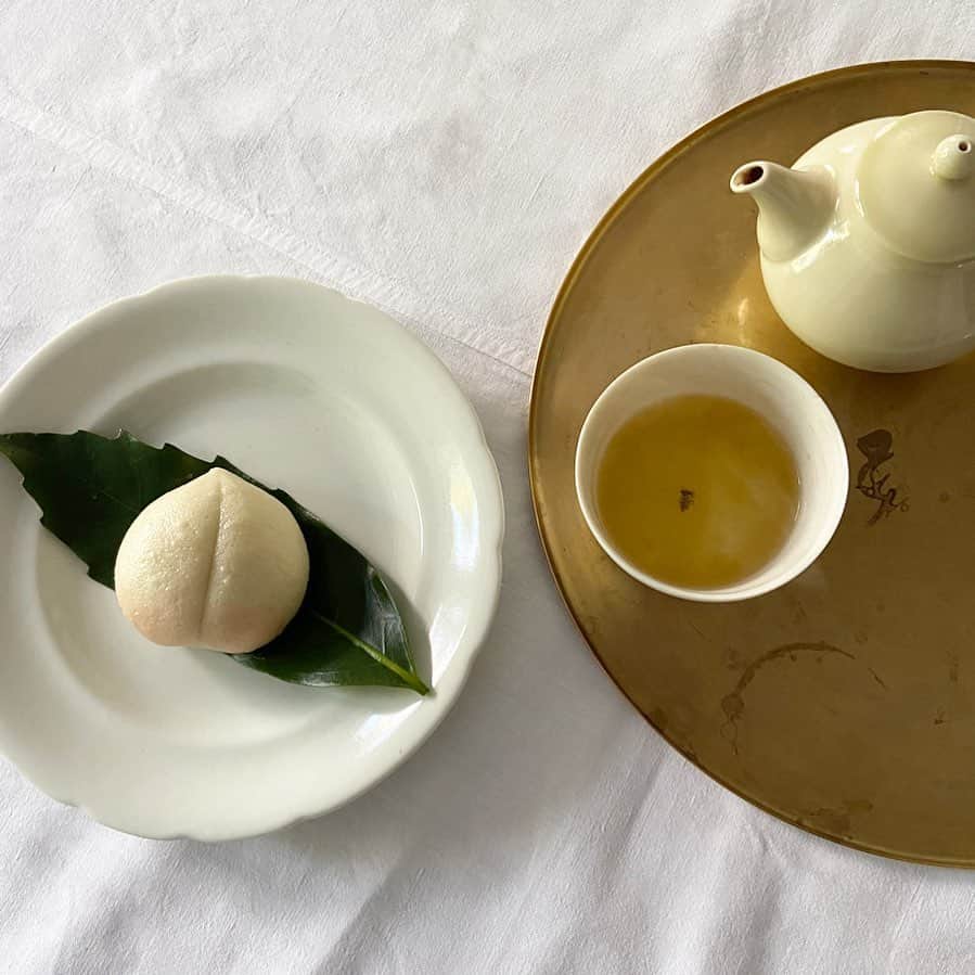 渡辺有子のインスタグラム：「お茶会の休憩時間。 尚子ちゃんのお茶と、 薫子さんの寿桃🍑  ほわほわ。 ほどける至福。  尚子ちゃんのお茶会、次は5月です。この時季にしか味わえないお茶時間をご一緒しましょう。」