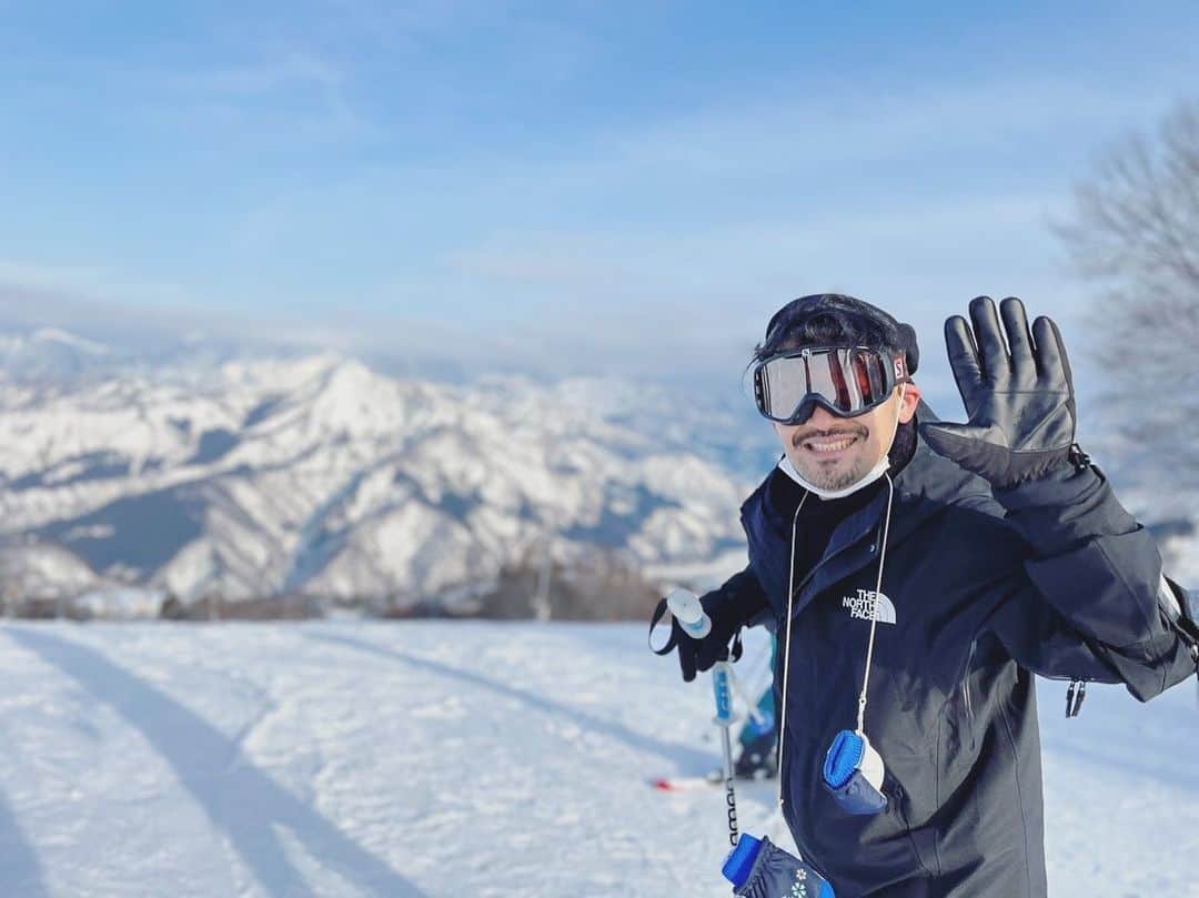石川龍のインスタグラム：「GALA湯沢まで、雪山遊びに行ってきました。 友人家族と。 なんと22年ぶり、人生2度目の雪山！ スキー、転びまくったけどすごく楽しかったです！」