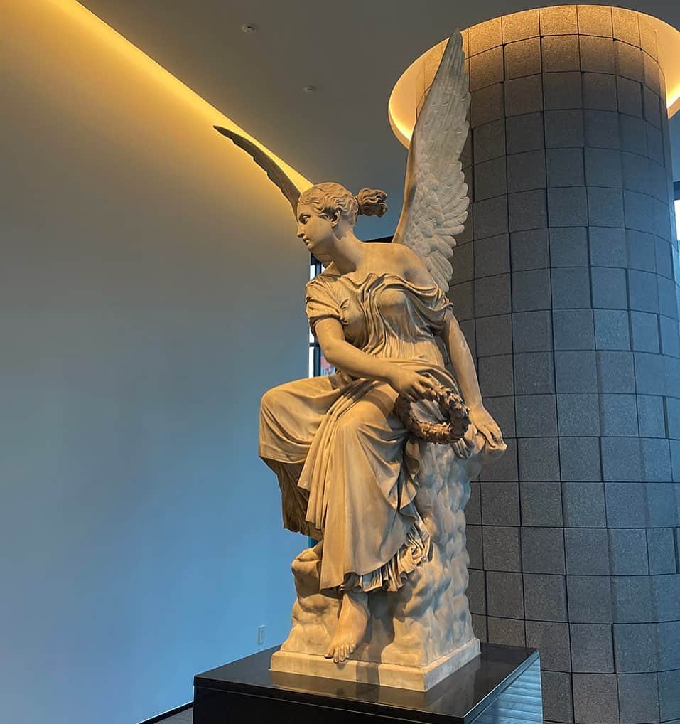 柴崎汐理のインスタグラム：「『勝利の女神』 私が美術館で目を惹かれた作品。  ちゃんと自由（=選択肢を広げて自分が選べる状態）を手に入れられるように頑張ろう。」