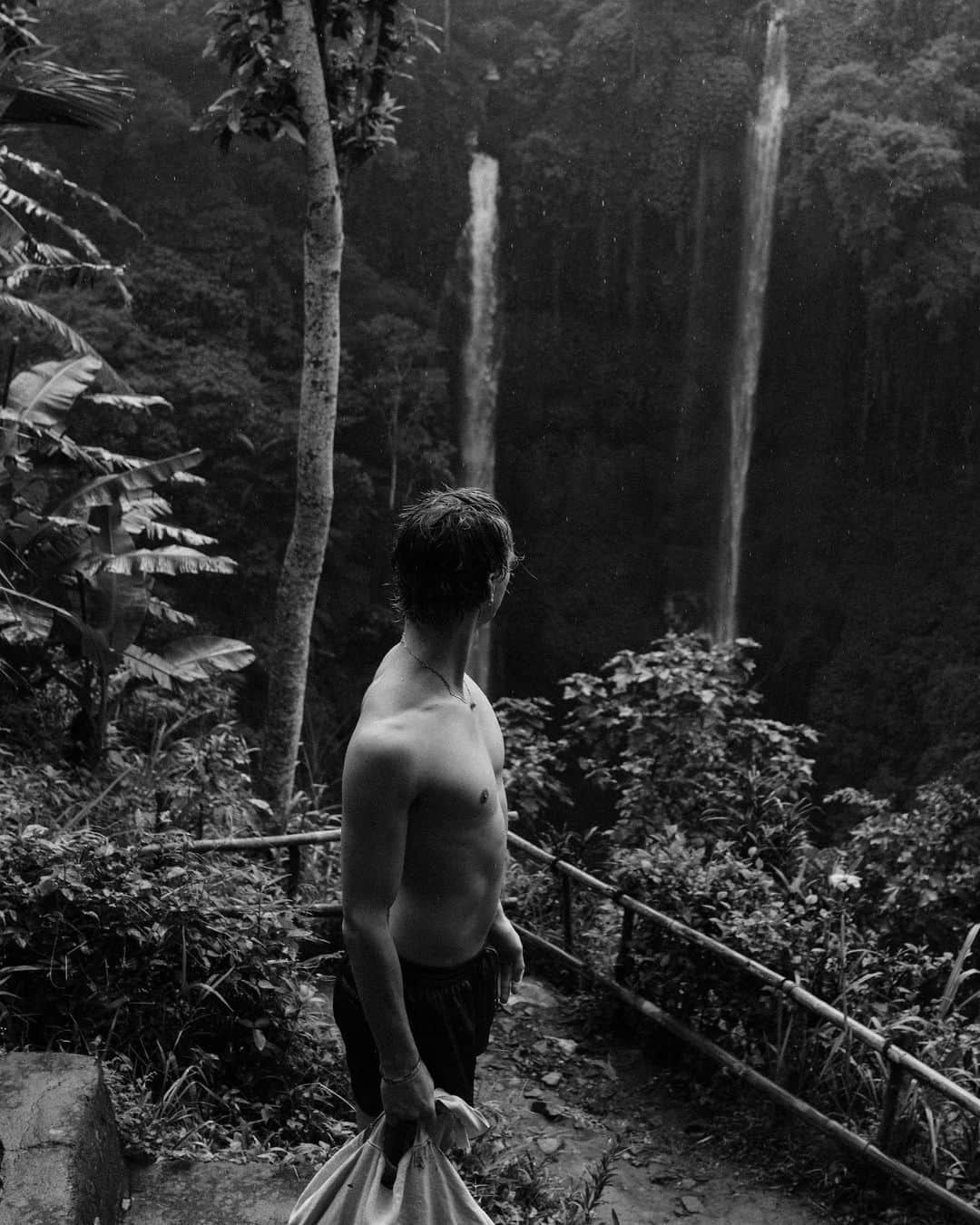 ドミニク・サドクのインスタグラム：「Kathleen took her camera on a waterfall hike 🙏🏻」