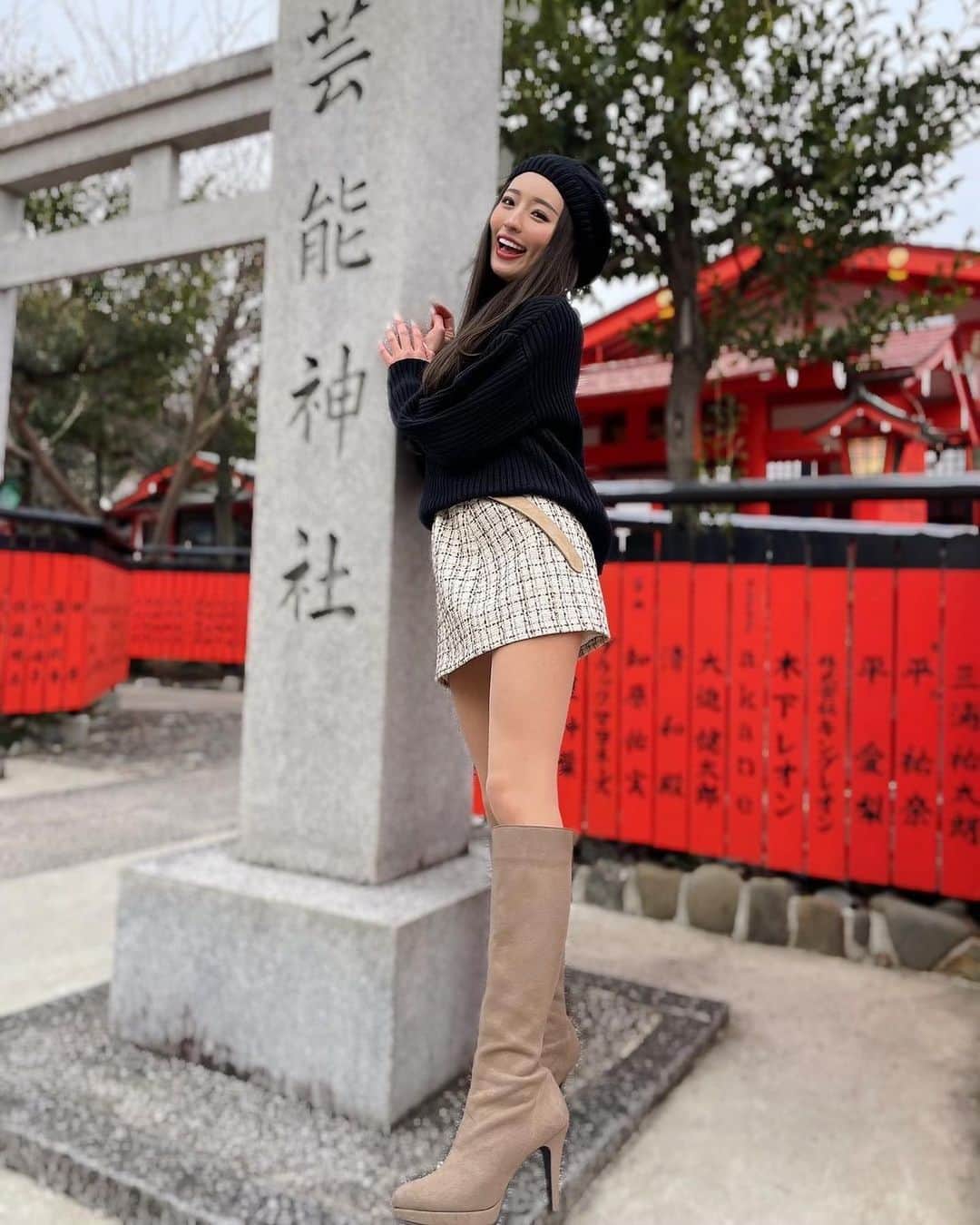 MIYABIのインスタグラム：「この前は相方の原ちゃんと芸能神社に今年のご挨拶してきたよ⛩✨  ミヤビの名前も飾ってあるから行った方は是非、探してみてね☺️  神様もフォロワーの皆んなもミヤビを見守ってくれますように🥹🙏  そろそろ今夜の準備しなきゃ〜💜  @club_sango 名古屋ビキニナイト26:30〜お待ちしてます🙋🏼‍♀️  #cyberjapan  #ミヤビーム  #芸能神社  #車折神社」