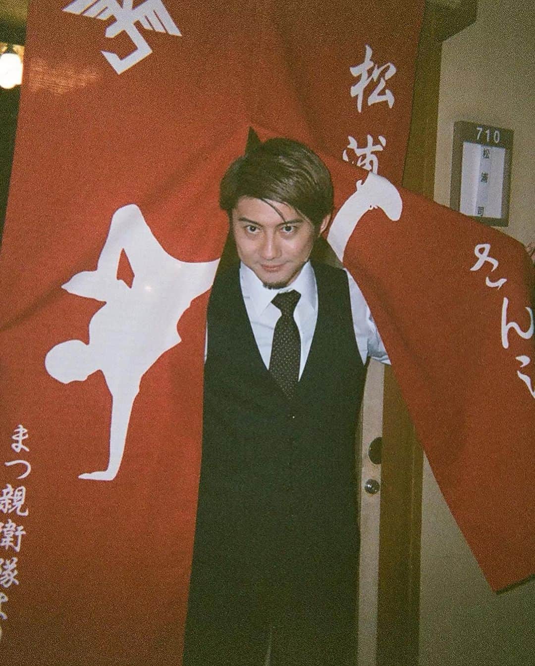 松浦司さんのインスタグラム写真 - (松浦司Instagram)「サラリーマンナイトフィーバー 大千穐楽を終えました！ ご観劇、応援頂いた全ての皆様、本当に有難うございました🕺 皆様の温かい応援で最後まで走り抜ける事が出来て感謝の気持ちでいっぱいです。  回を重ねるごとにキャストに家族のような絆が深まり、 回を重ねるごとにお客様と家族のような愛が深まり 最後はやはり寂しい気持ちが沢山溢れていました。  そんな感情になれたのも ここまでみんなで作ってこれたサラリーマンナイトフィーバーがあったから。  きっと気持ちは消える事なく、更にパワーアップして皆さんの前に帰ってくるのだと信じてます！  そして偉大な　#錦織一清　さんとご一緒出来た事が何よりの幸せです。  またご一緒できますよう精進して参ります。 本当にありがとうございました！  コメント待ってるね📝  #サラリーマンナイトフィーバー #三越劇場 #役者#演劇#舞台 #アクター#actor#サラナイ #錦織一清 #松浦司」2月13日 0時28分 - tsukasa.matsuura