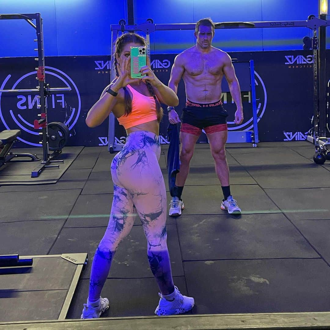 ニッキー・サンダーソンのインスタグラム：「Couples that train together, remain together 💜  #fit #fitness #train #gain #gains #gym #getfit #couple #workout #couplesworkout #myguy #boyfriend #fitboyfriend #abs #fitandhealthy #anthonyquinlanfitness #love」