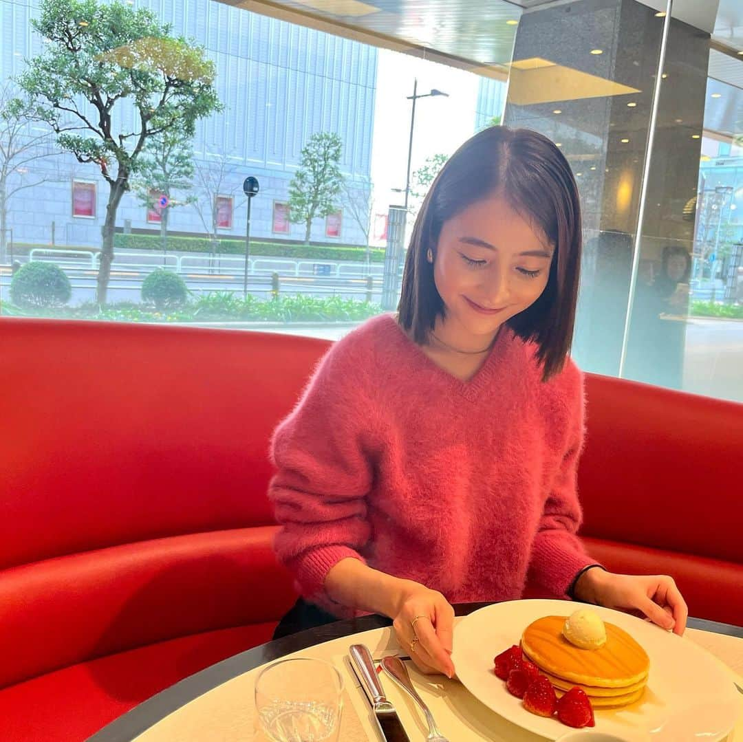 日比麻音子のインスタグラム：「やすみの日。  なぜだかどうしても、 無性にパンケーキ食べたい🥞という日で、 友人に付き合ってもらいました。  フレンチトーストとかパンケーキとかって、 時々無性に欲してしまう時ってないですか…  さ、明日からも働くぞ〜🏃‍♀️」