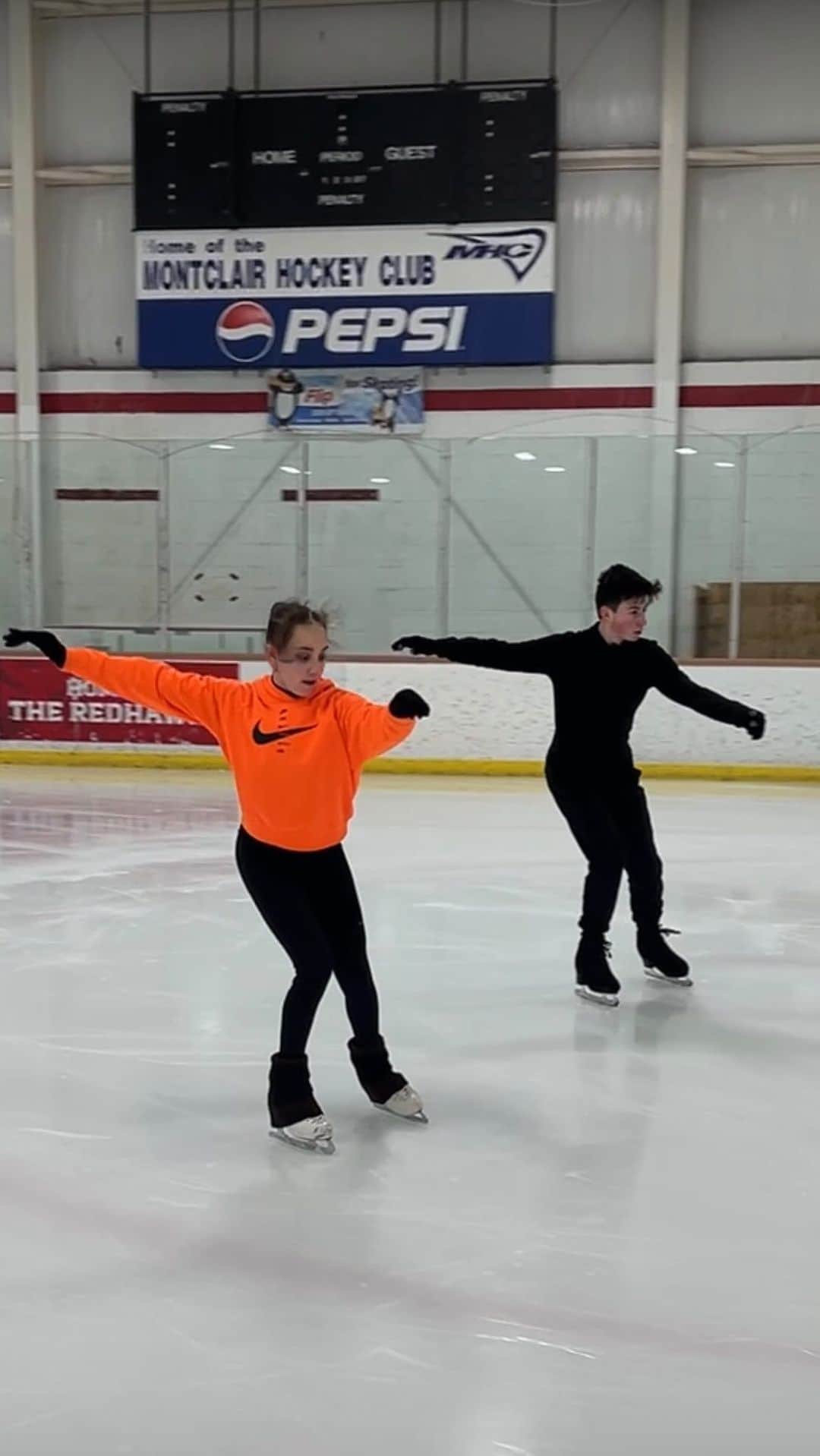 オレクシイ・ビチェンコのインスタグラム：「Triple Salchow ⛸️✌🏼 • • #triple#salchow#figureskating#figureskater#pairskating#pairs#iceskating#iceskater#figureskatingjumps#usfigureskating#juniorteam#reels#igreels#explore#viral#videoreels」