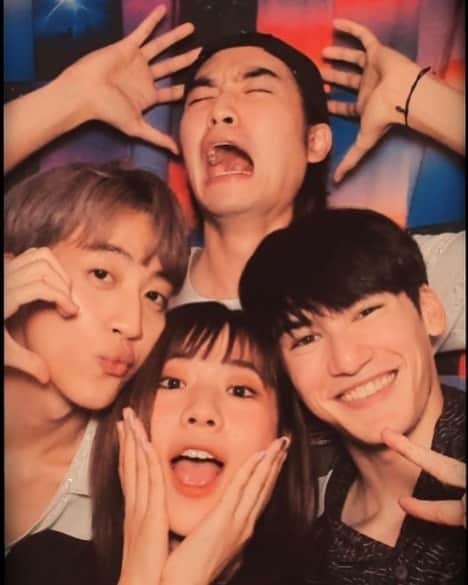 パース・ナクンのインスタグラム：「แก๊งวุ่นวาย😎」