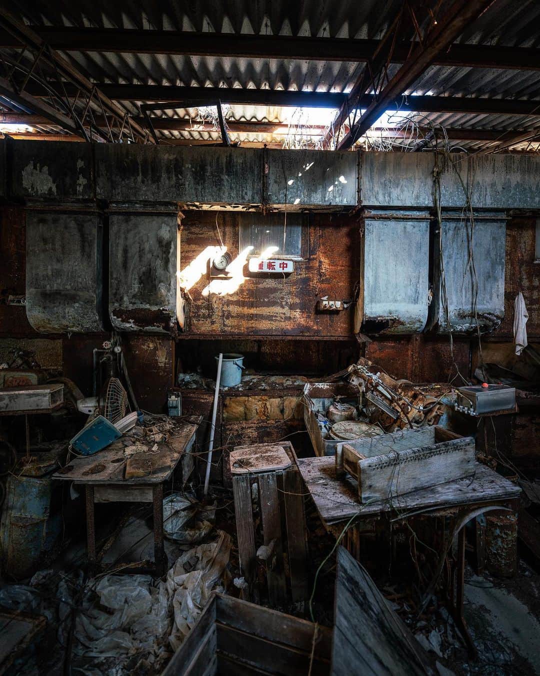 啝 （わ）のインスタグラム：「Abandoned factory 𓆲 𓆲 𓆲 #_passion_urbex_ #abandon_seekers_ #abandoned_addiction #abandonedcreeps #all_is_abandoned #ascosi_lasciti #decay_explorers #discarded_butnot_forgotten #fadedbeautyindecay #global_urbex #gloriousdecay #grime_lords #ig_urbex #lonely_and_abandoned_2 #masters_in_decay #nature_takes_over #raw_abandoned #rsa_preciousjunk #t_m_u_c #urbex_utopia #urbex_wereldwijd #urbexhero #world_wide_urbex #廃墟 #廃墟写真 #廃墟美 #exposure_industry_」