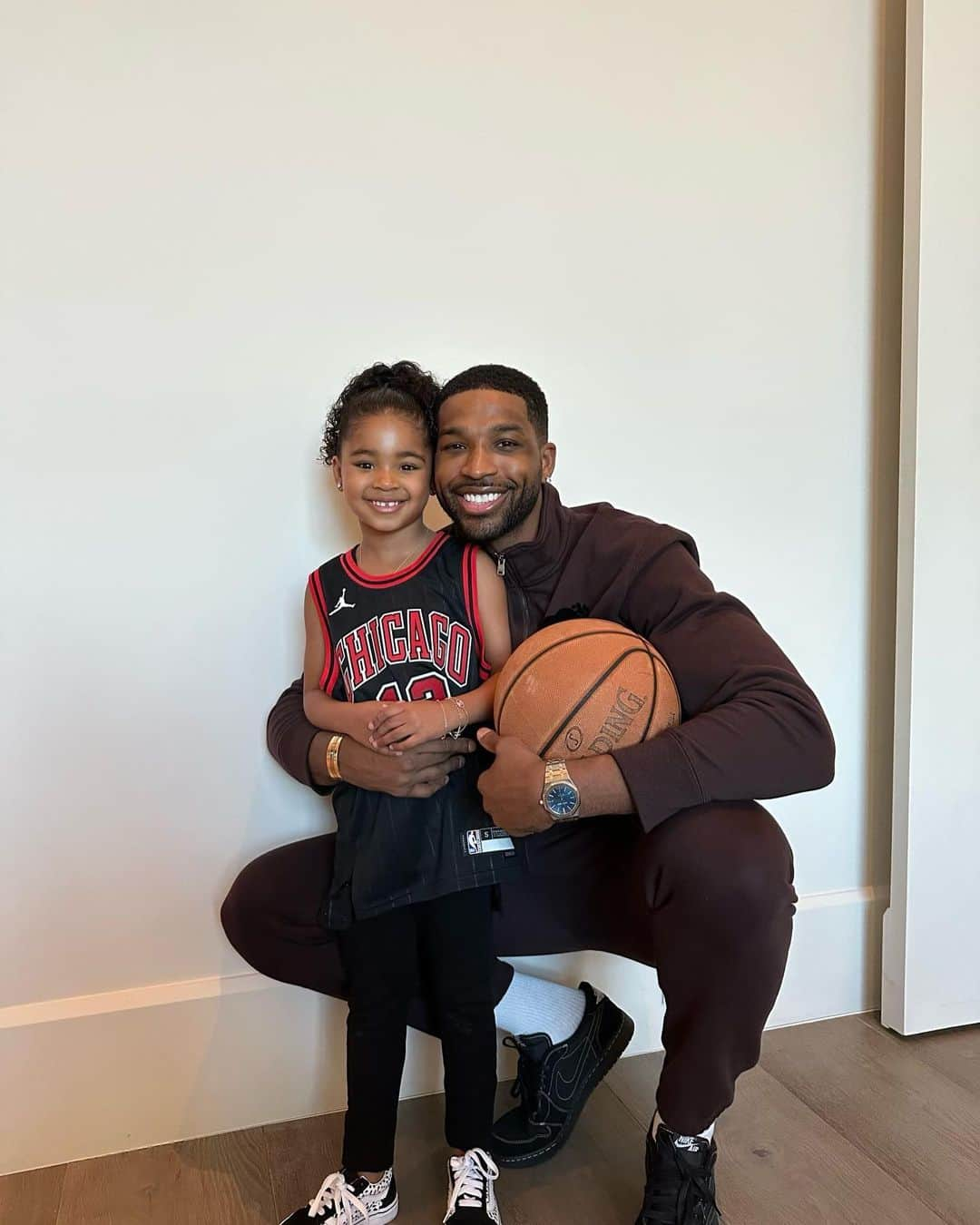 トリスタン・トンプソンのインスタグラム：「Jersey day is my favorite day of the school year #minime」