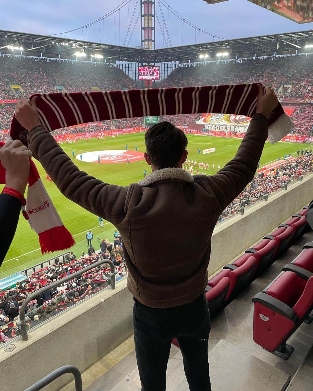 マルク・ウートのインスタグラム：「Auf gehts ❤️💪🏻👌🏻 @fckoeln」