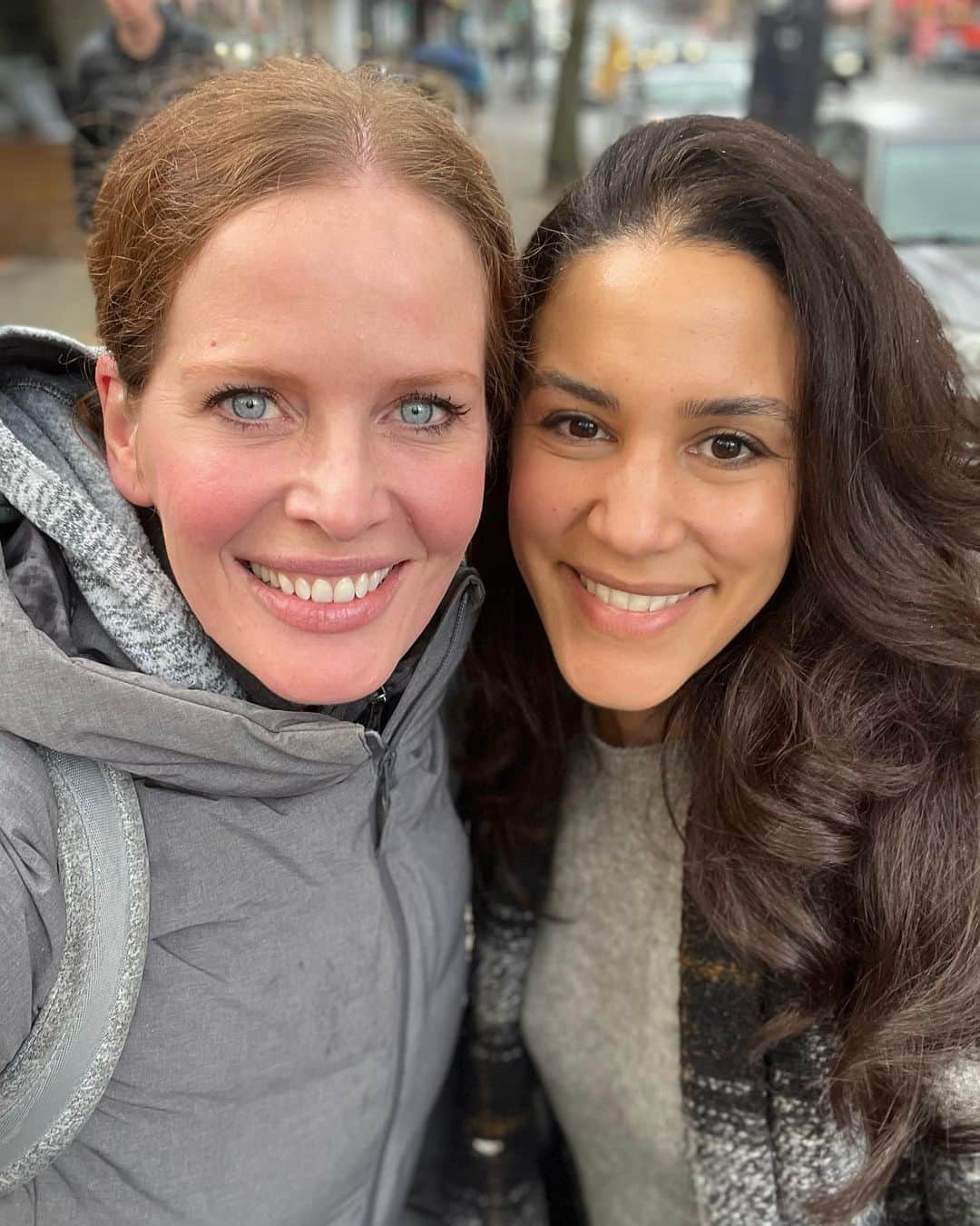 レベッカ・メイダーのインスタグラム：「Once Upon A Reunion! I haven’t cuddled this beauty in over THREE years!! I can’t believe she still likes me after everything Zelena did! Oops! She’s really one of the best there is💚💋@christielaing_official #onceuponatime #maidmarion #zelena」