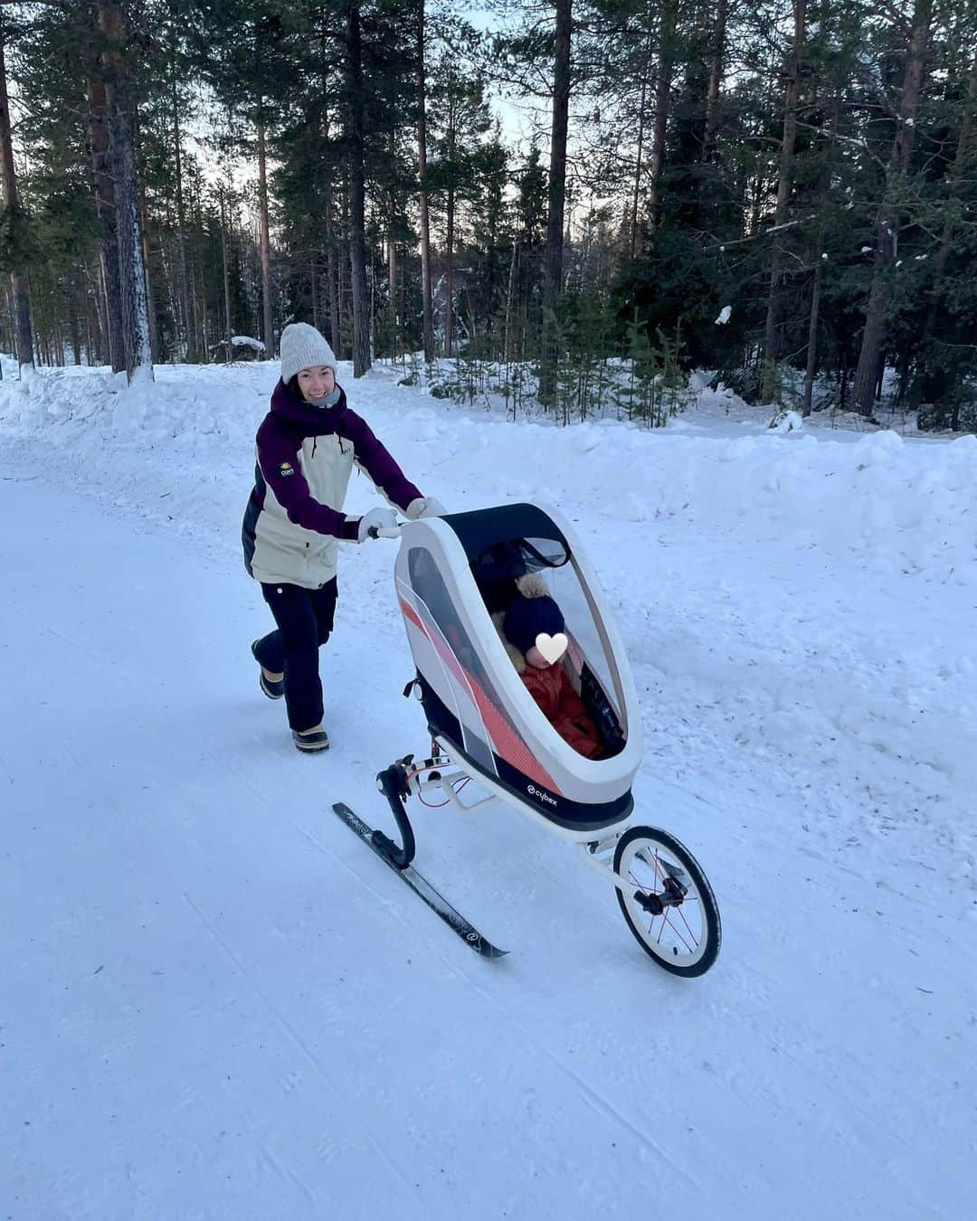 ラウラ・レピストさんのインスタグラム写真 - (ラウラ・レピストInstagram)「Lappihommia taapero-edition🤍❄️🌪️💨 Porot ja mäenlasku on ihan ok mutta mites noi traktorit, latukoneet, moottorikelkat ja suurimpana hittinä gondolit eli ”juna juna!” jolla vois vetää päivän läpeensä edes takas🚂💨💥 Täältä ihmettelylandiasta on karu pudotus viikon päästä tavalliseen kotiarkeen.😂   #lappi #lapland #taapero #toddler #levi」2月13日 2時02分 - lauralepisto