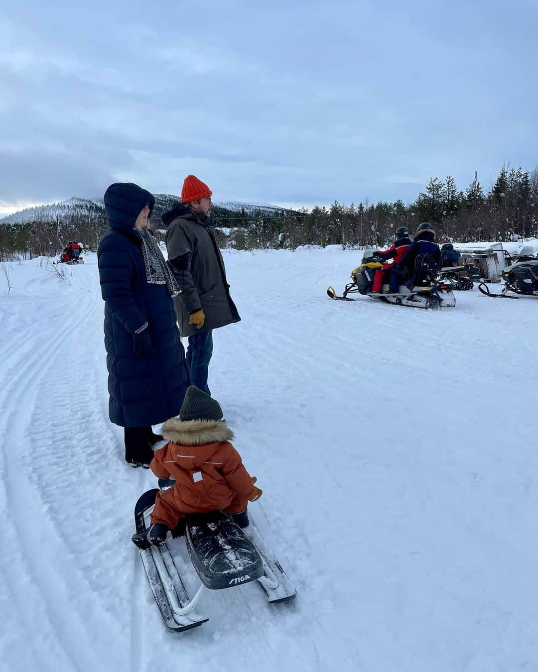 ラウラ・レピストさんのインスタグラム写真 - (ラウラ・レピストInstagram)「Lappihommia taapero-edition🤍❄️🌪️💨 Porot ja mäenlasku on ihan ok mutta mites noi traktorit, latukoneet, moottorikelkat ja suurimpana hittinä gondolit eli ”juna juna!” jolla vois vetää päivän läpeensä edes takas🚂💨💥 Täältä ihmettelylandiasta on karu pudotus viikon päästä tavalliseen kotiarkeen.😂   #lappi #lapland #taapero #toddler #levi」2月13日 2時02分 - lauralepisto