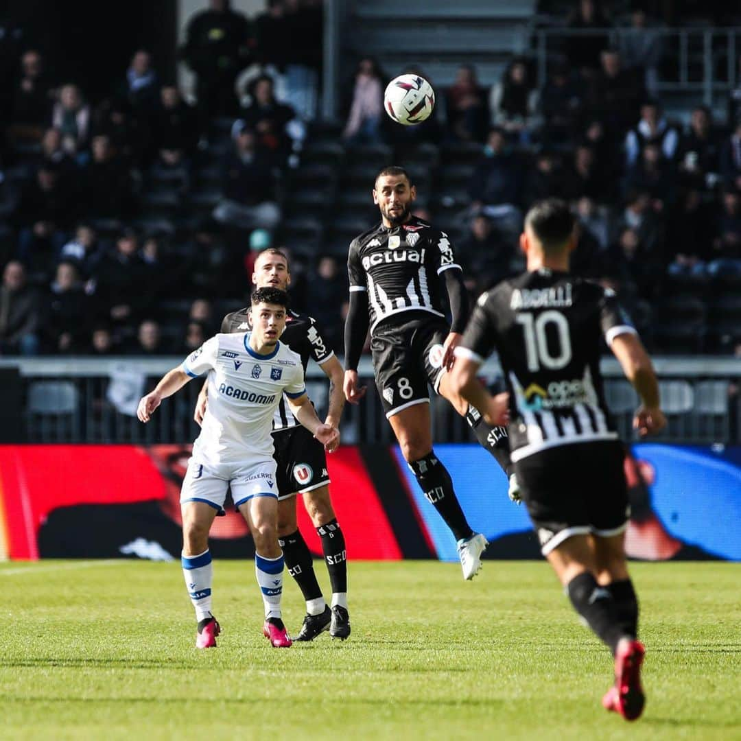 ファウジ・グラムのインスタグラム：「Il était crucial de gagner aujourd'hui: nous le savons. Mais jusqu'à la fin de la saison, chaque match sera une finale pour nous. Prenons donc ce point et passons à autre chose. ⚽️ Oggi era fondamentale vincere: lo sappiamo. Ma fino alla fine della stagione ogni partita per noi sarà una finale. Quindi prendiamo questo punto e andiamo avanti!  ⚫️ #SCOAJA 1-1 #Ligue1 ⚪️ #FG 💪🏽」