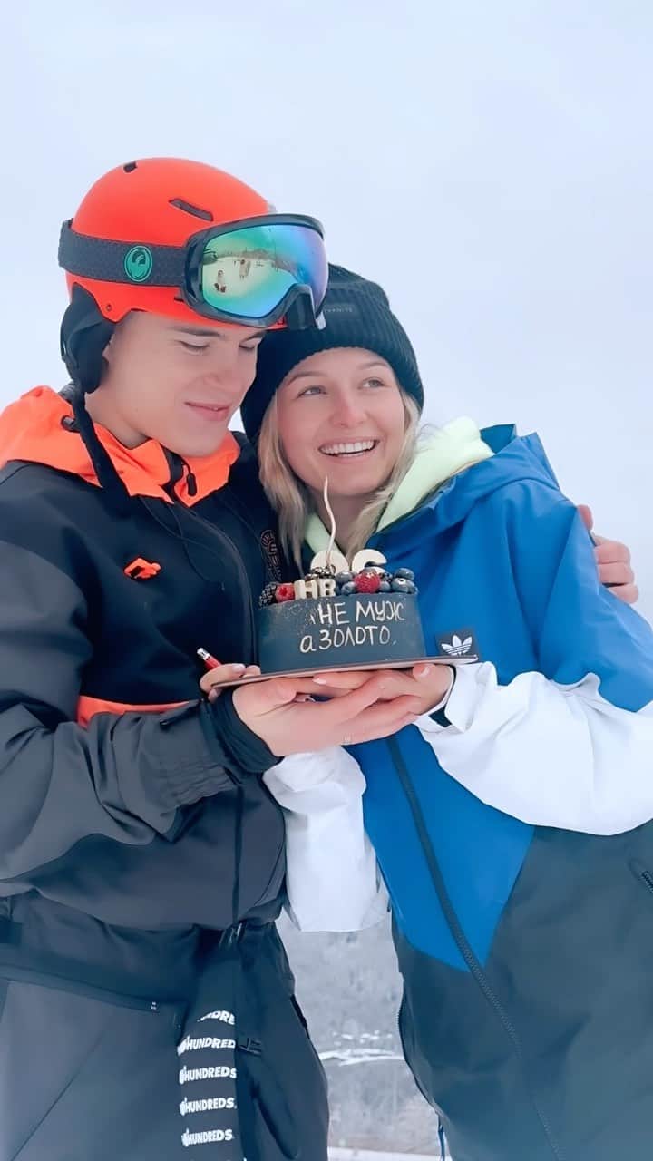 ダリア・スピリドーノワのインスタグラム：「HB 🥳🧸🖤」