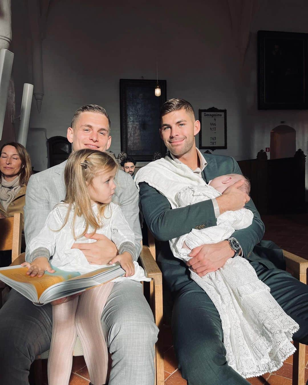 エミル・ベルグレーンのインスタグラム：「Tak for en skøn dag @oliverdrost @idapagh , det var en ære at stå fadder til Magnolia’s dåb 🫶🏻 #baptism #godfather #godchild」