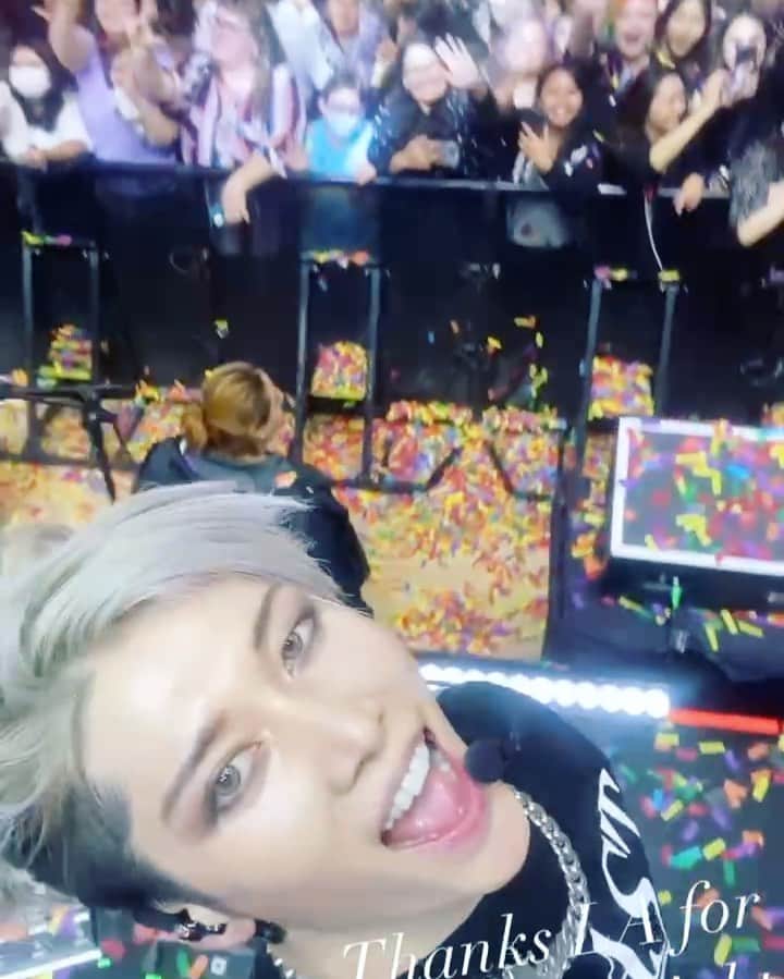 雅-MIYAVI-のインスタグラム：「Done rockin LA as the final stop of this debut tour.  Dunno where to start.   Kinda mixed feeling like relief and some kinda sense of loss.  Been pretty chaotic but at the same time pretty fun to hang out with the boys. (And of course go crazy with you all too)  I’m sure I’m gonna miss this.  Thank you all for coming to rock with us. You guys are beautiful. Big appreciation to your strong support. Love you all.  Until next time.  ラスト、ロサンゼルス公演終了〜  最後の最後までハプニングだらけだったけど、無事やりきりました。  なんだかんだ色々大変だったけど なんだかんだ楽しかったなあ  あんなにドタバタだったのに いざ終わってみると 寂しいもんだね  人間って面倒くさい生き物だ  自分で言うのもなんだけど すてきな思い出をありがとう TLRS  また、みんなでビギディンしましょ  その日まで みなさん、さような...（フリーズ）」