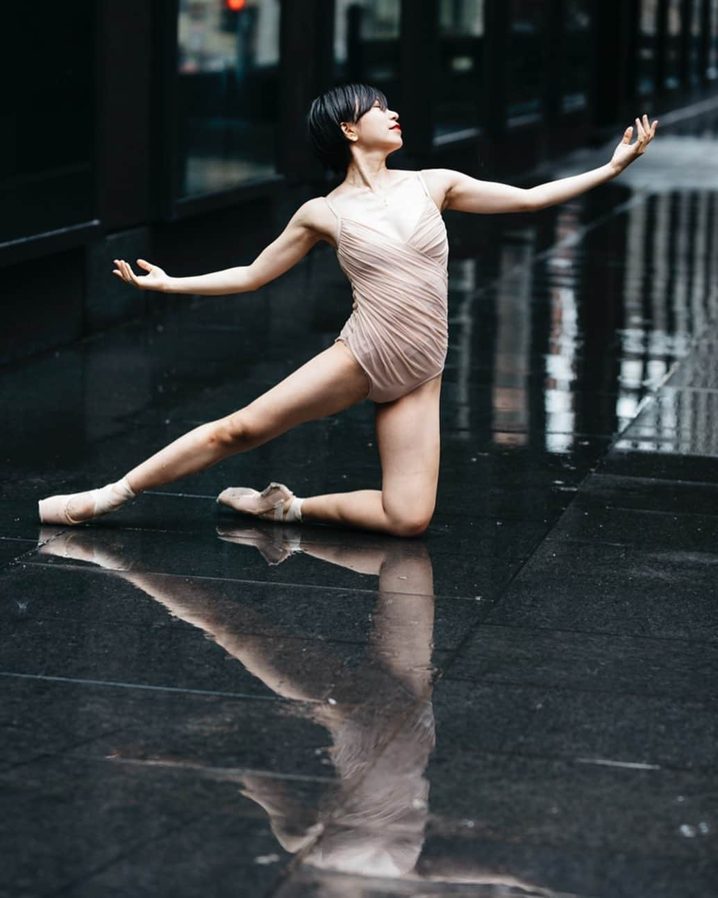 石井杏奈のインスタグラム：「Without rain nothing grows. Learn to embrace the storms in your life. . . Photo by @melika.dez  . . #mtl#montreal#photo#rain#reflection」