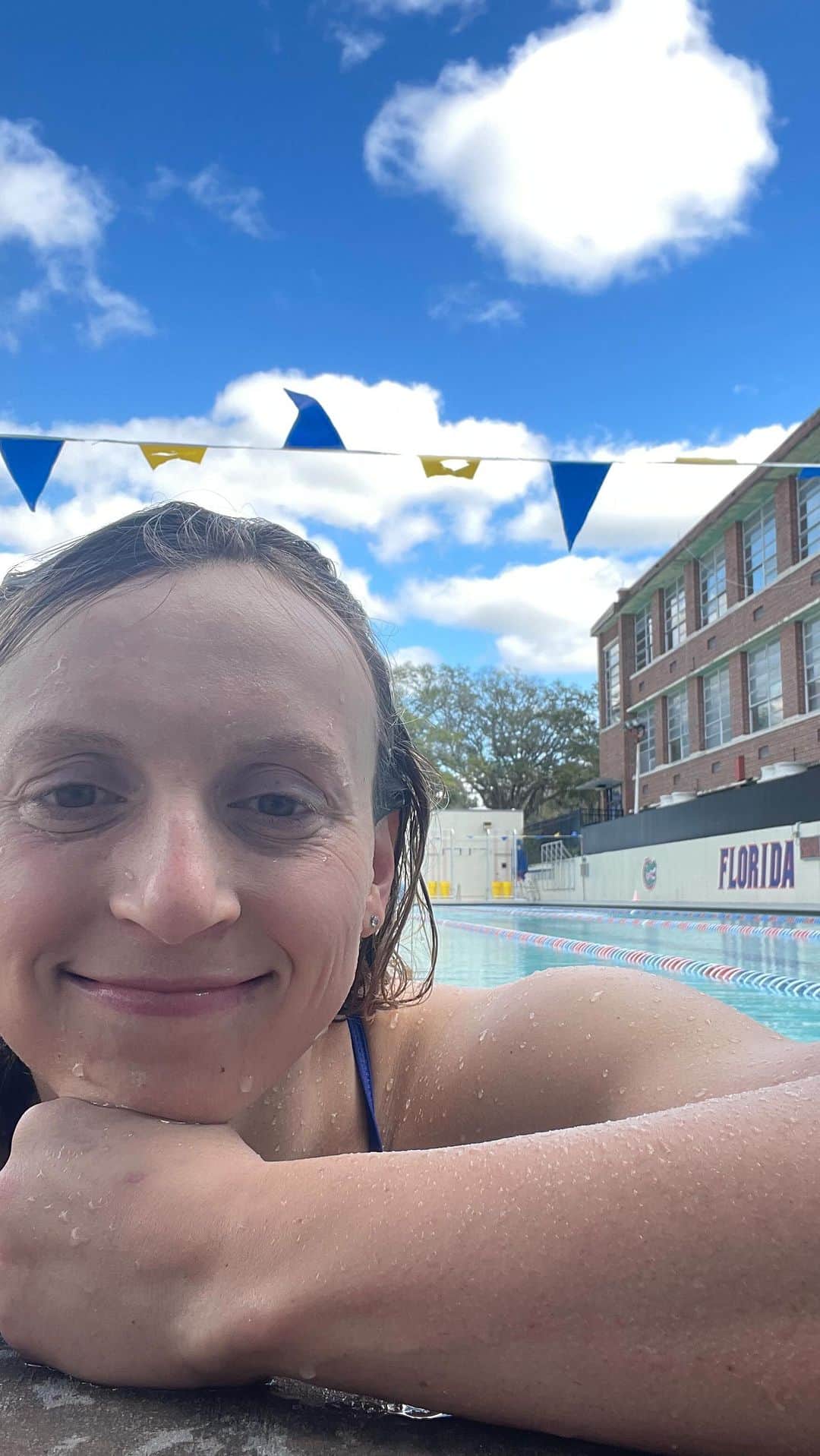 ケイティ・レデッキーのインスタグラム：「Happy Super Sunday, I’m just floating and blowing some bubbles in a big Bowl of water I call a pool 😊   #superbowl #sunday #swimming」