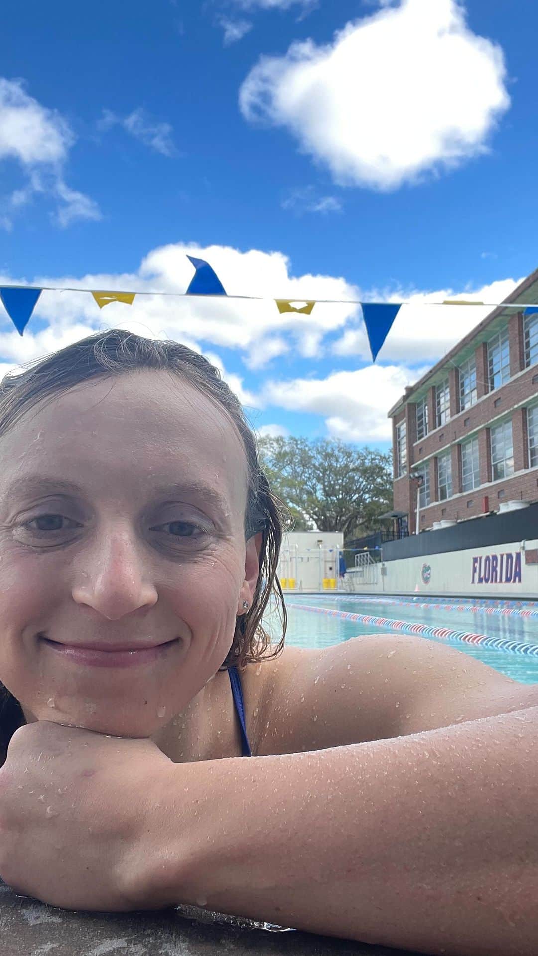 のインスタグラム：「Happy Super Sunday, I’m just floating and blowing some bubbles in a big Bowl of water I call a pool 😊   #superbowl #sunday #swimming」