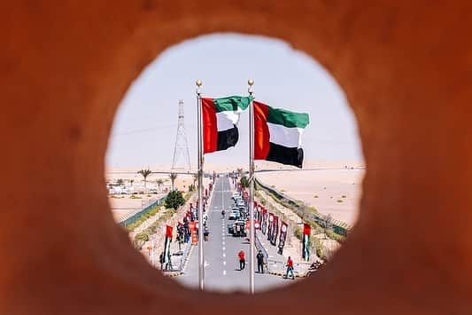 與那嶺恵理さんのインスタグラム写真 - (與那嶺恵理Instagram)「Bye 👋🏻 @uaewomentour 🇦🇪  Summary of this week in 1 sentence, “WIND in desert was NEXT LEVEL🌪😵”  . . I wasn’t good everyday but still I tried to do what I can do at least 1st&4th stage (less wind day 😅) so totally I enjoyed to race with @hphcycling girls🧡 and I got my homework for training to next level 🏋🏻‍♀️  Already eyes on to next 👀  . . At last, Thank you staffs for working hard 🙏🏻 it must be harder than normal without own track & camper 🚐🚚  Well, time to go back to Europe 🇪🇺🛫  . . 📸: @oskarsbrook & @gettysport  #今日のエリさん　#HumanPoweredHealth」2月13日 4時25分 - eriyonamine